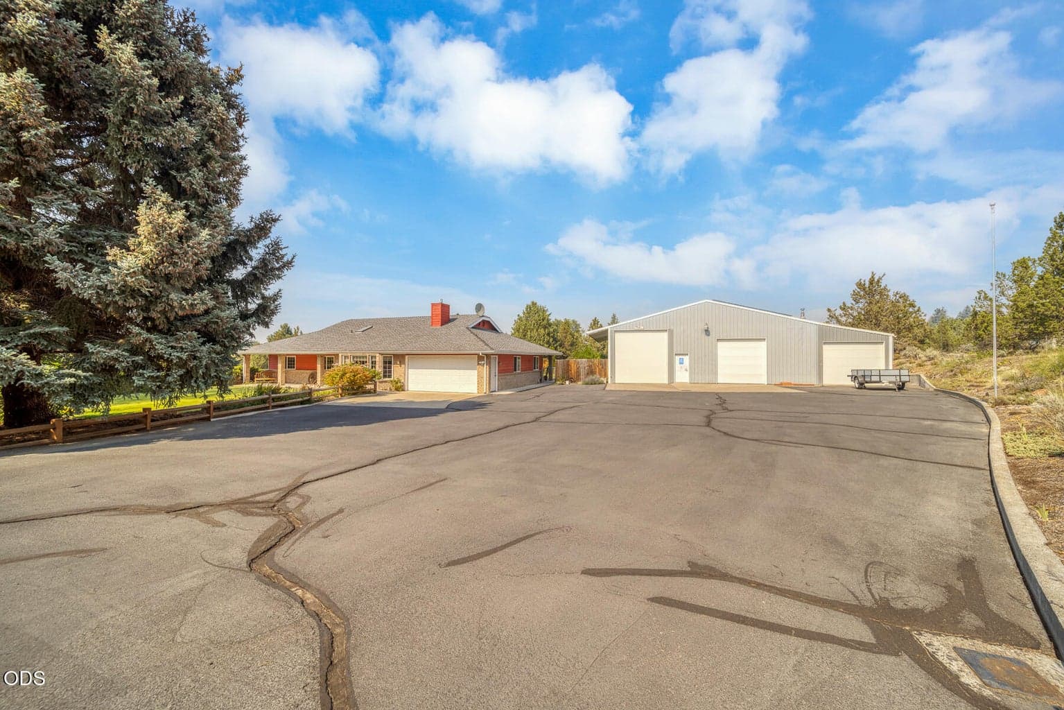 Photo of 200 SE Crestview Lane 2 of 46