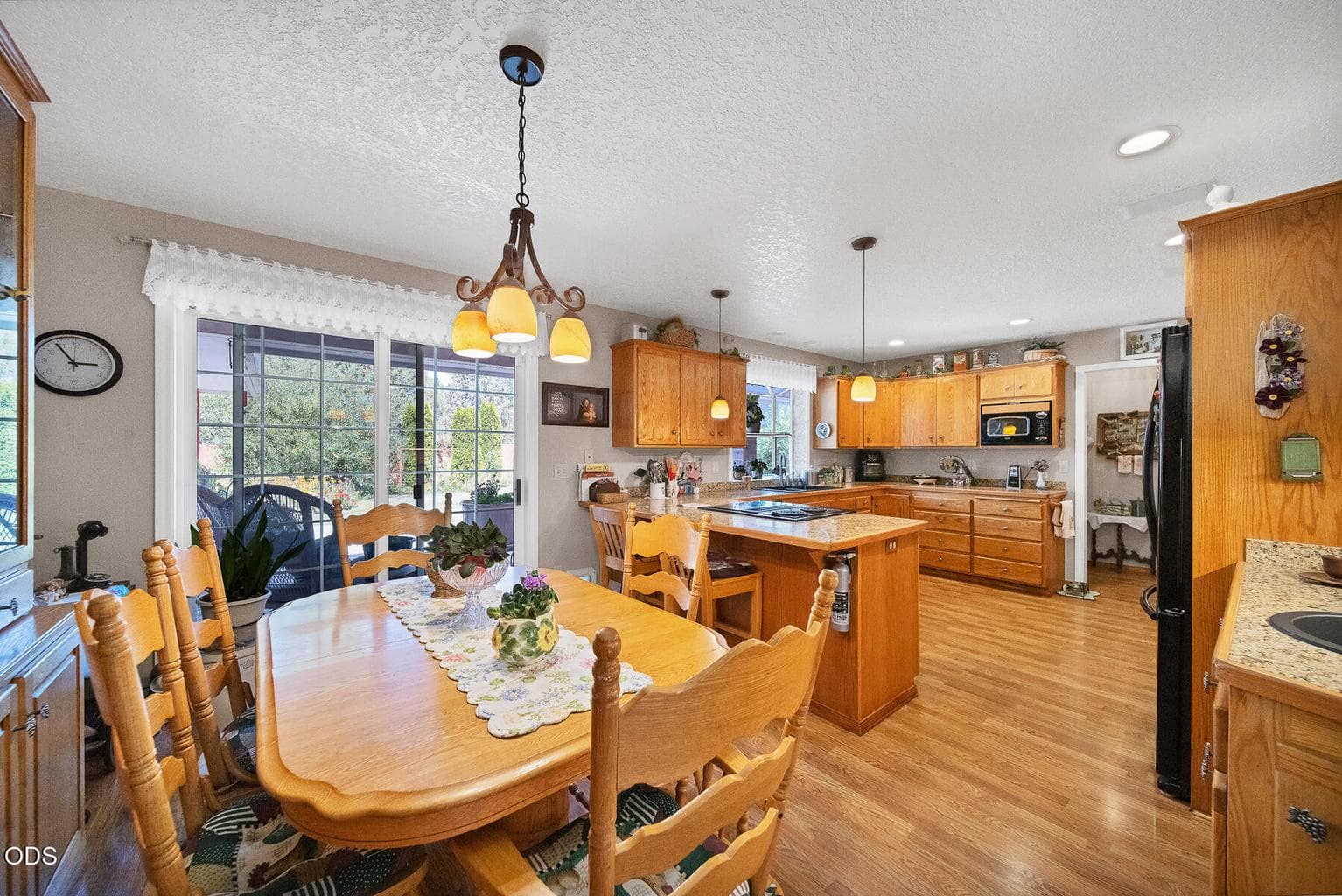 Photo of 200 SE Crestview Lane 7 of 46