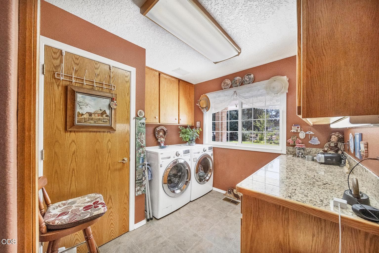 Photo of 200 SE Crestview Lane 11 of 46