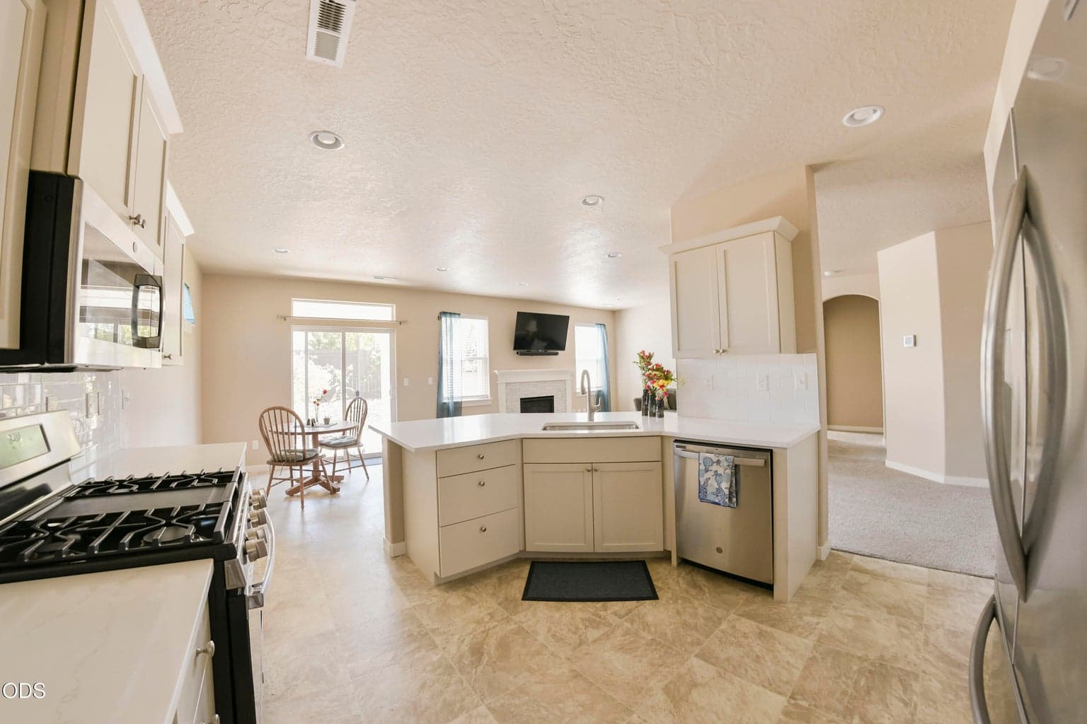 Photo of 2322 NW Kingwood Avenue 9 of 23