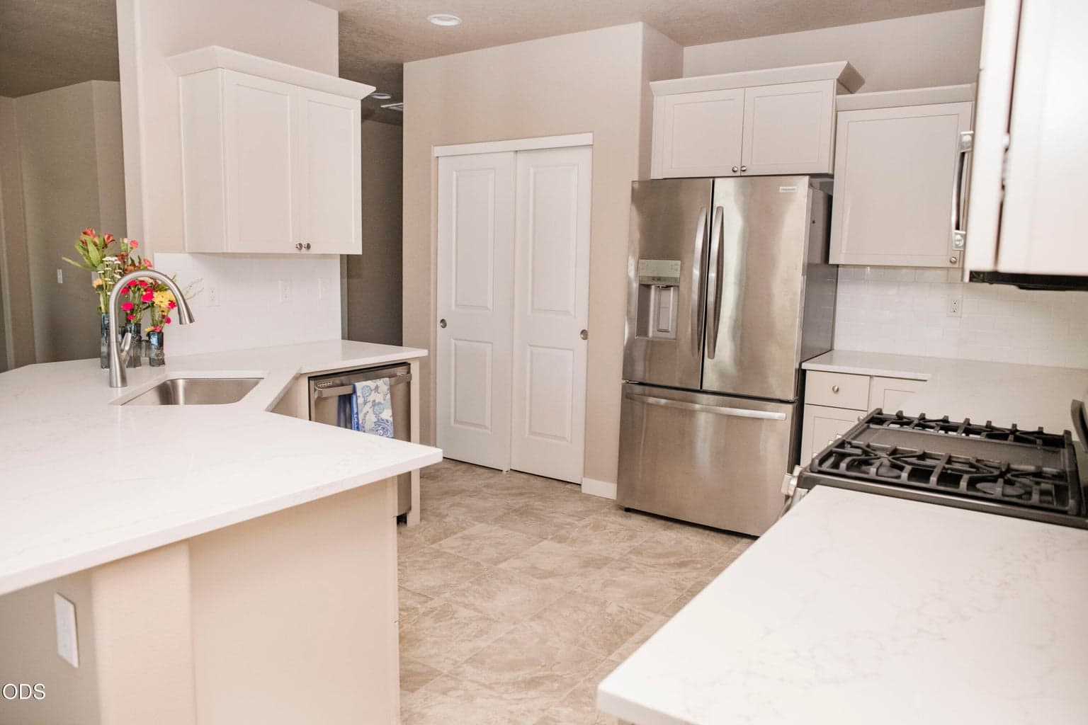 Photo of 2322 NW Kingwood Avenue 7 of 23