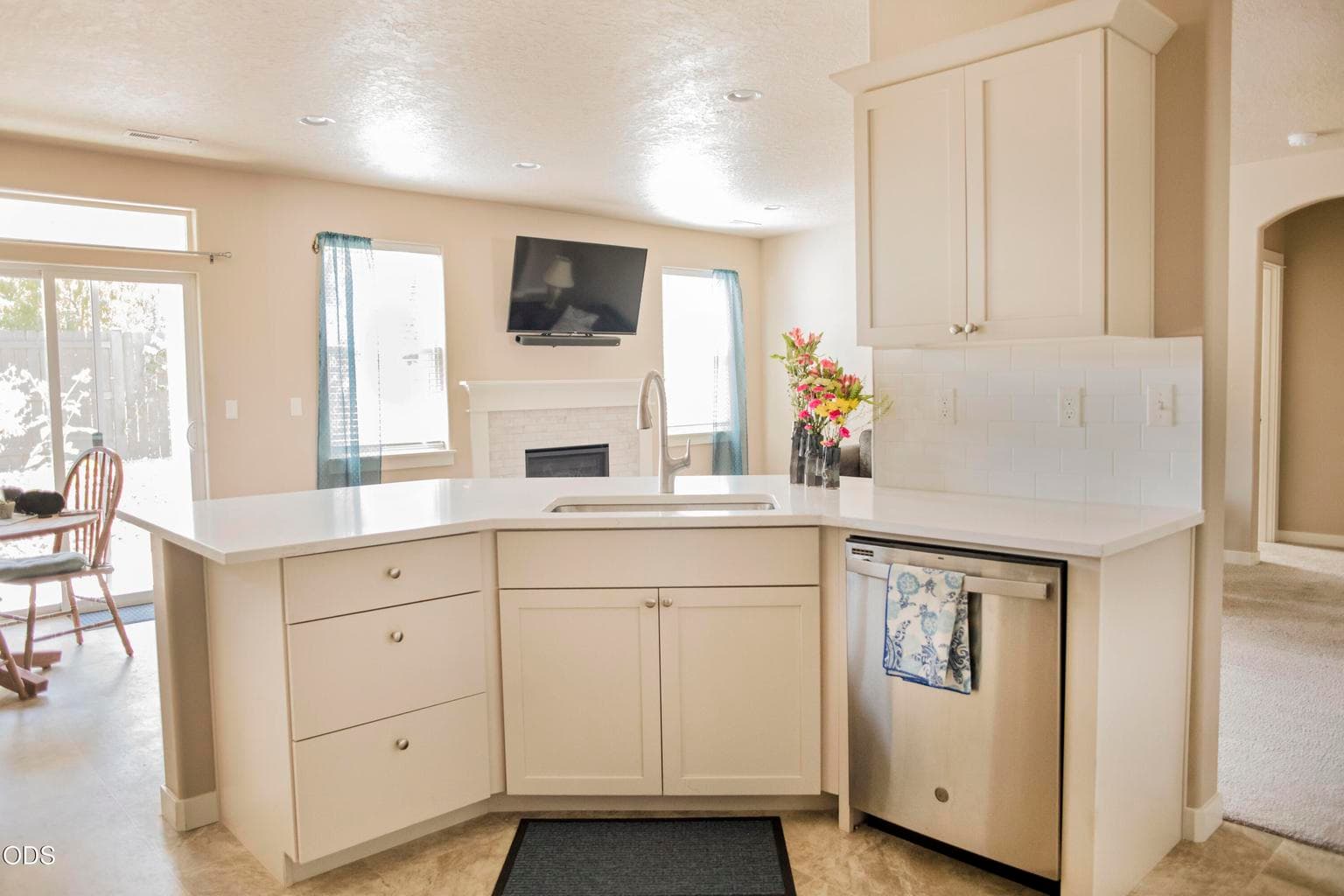 Photo of 2322 NW Kingwood Avenue 8 of 23