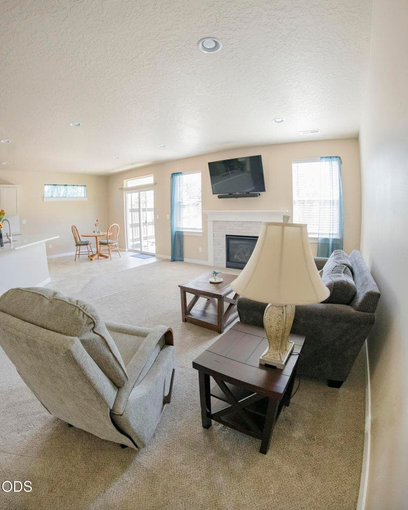 Photo of 2322 NW Kingwood Avenue 11 of 23