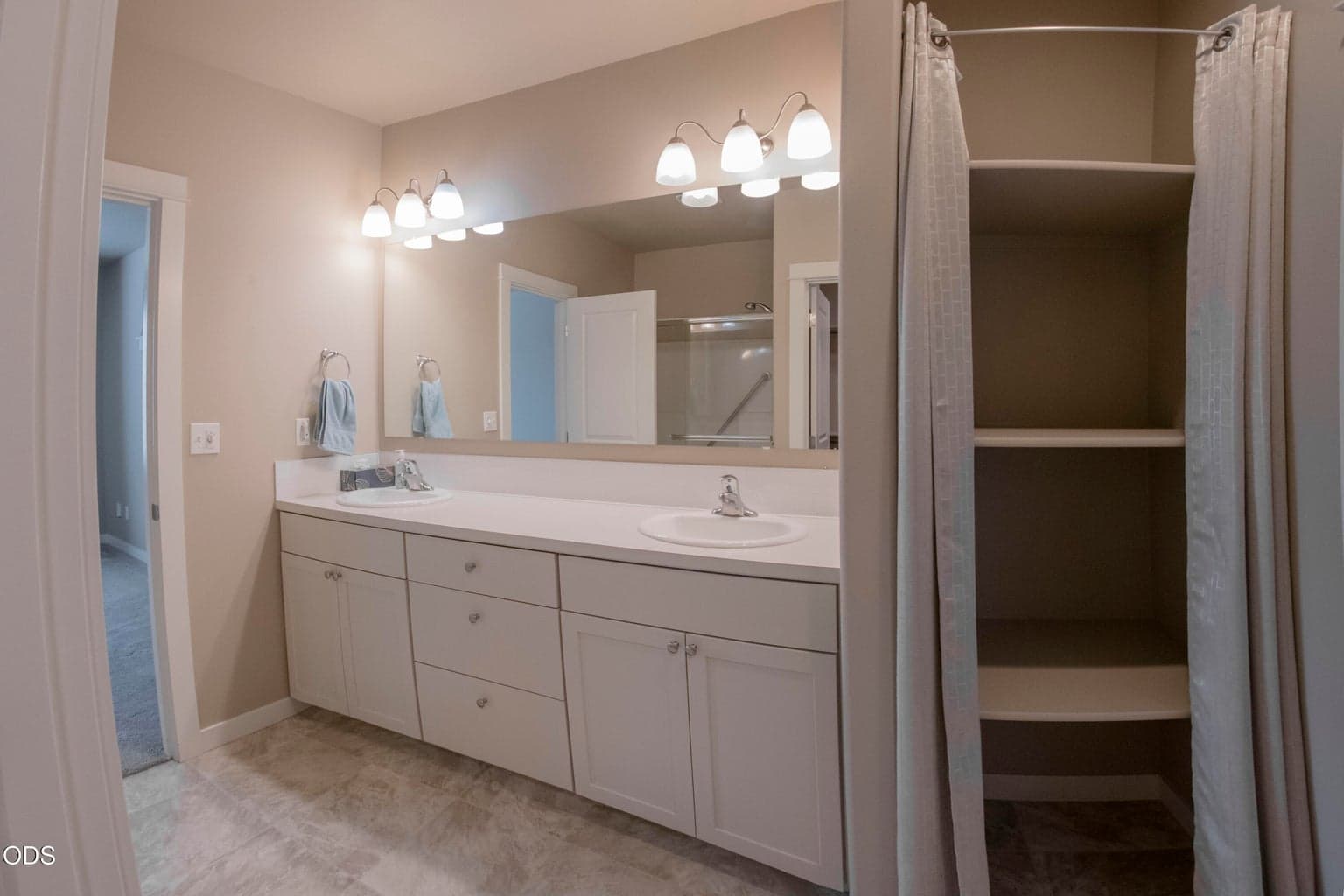 Photo of 2322 NW Kingwood Avenue 15 of 23
