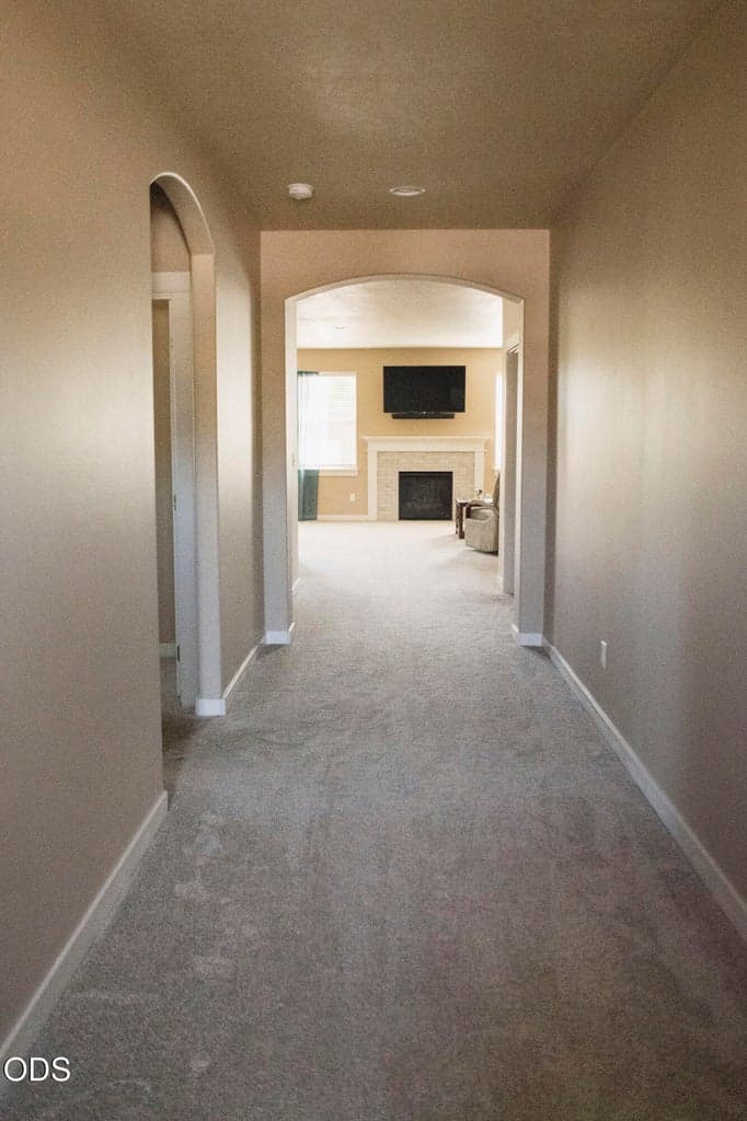 Photo of 2322 NW Kingwood Avenue 4 of 23