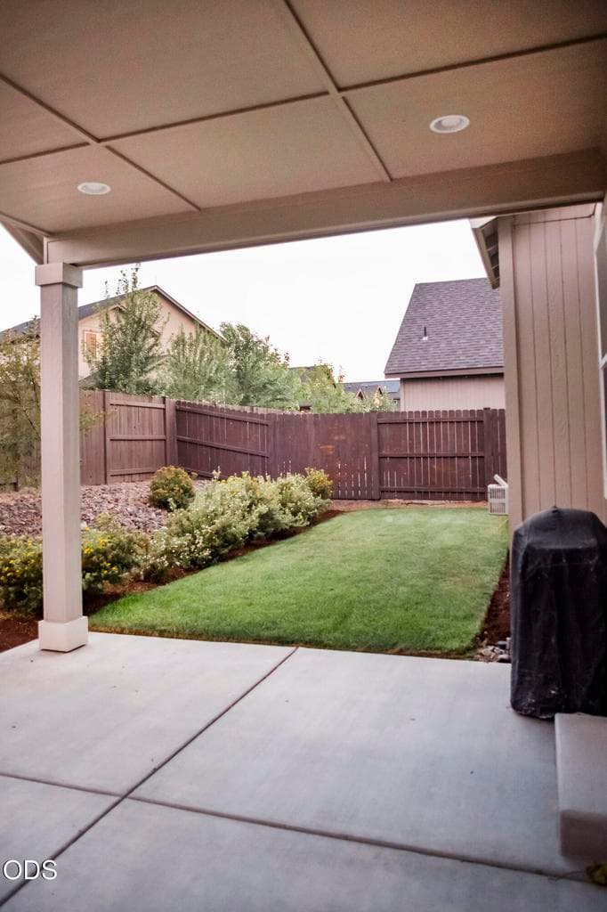 Photo of 2322 NW Kingwood Avenue 22 of 23