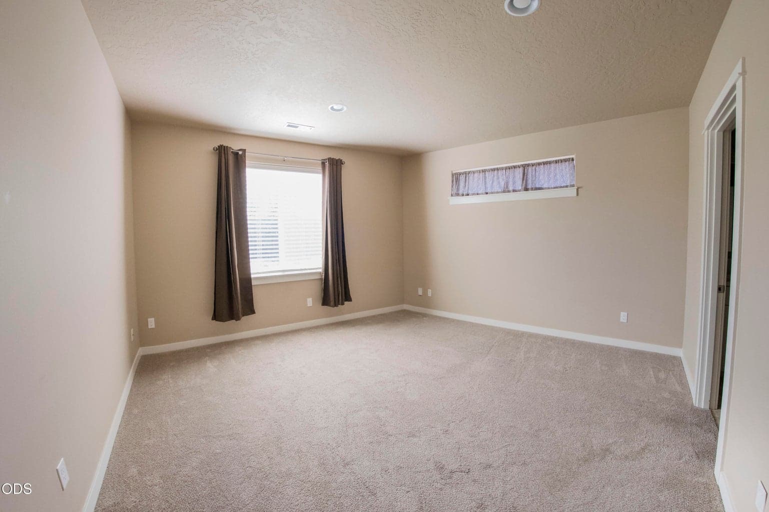 Photo of 2322 NW Kingwood Avenue 12 of 23