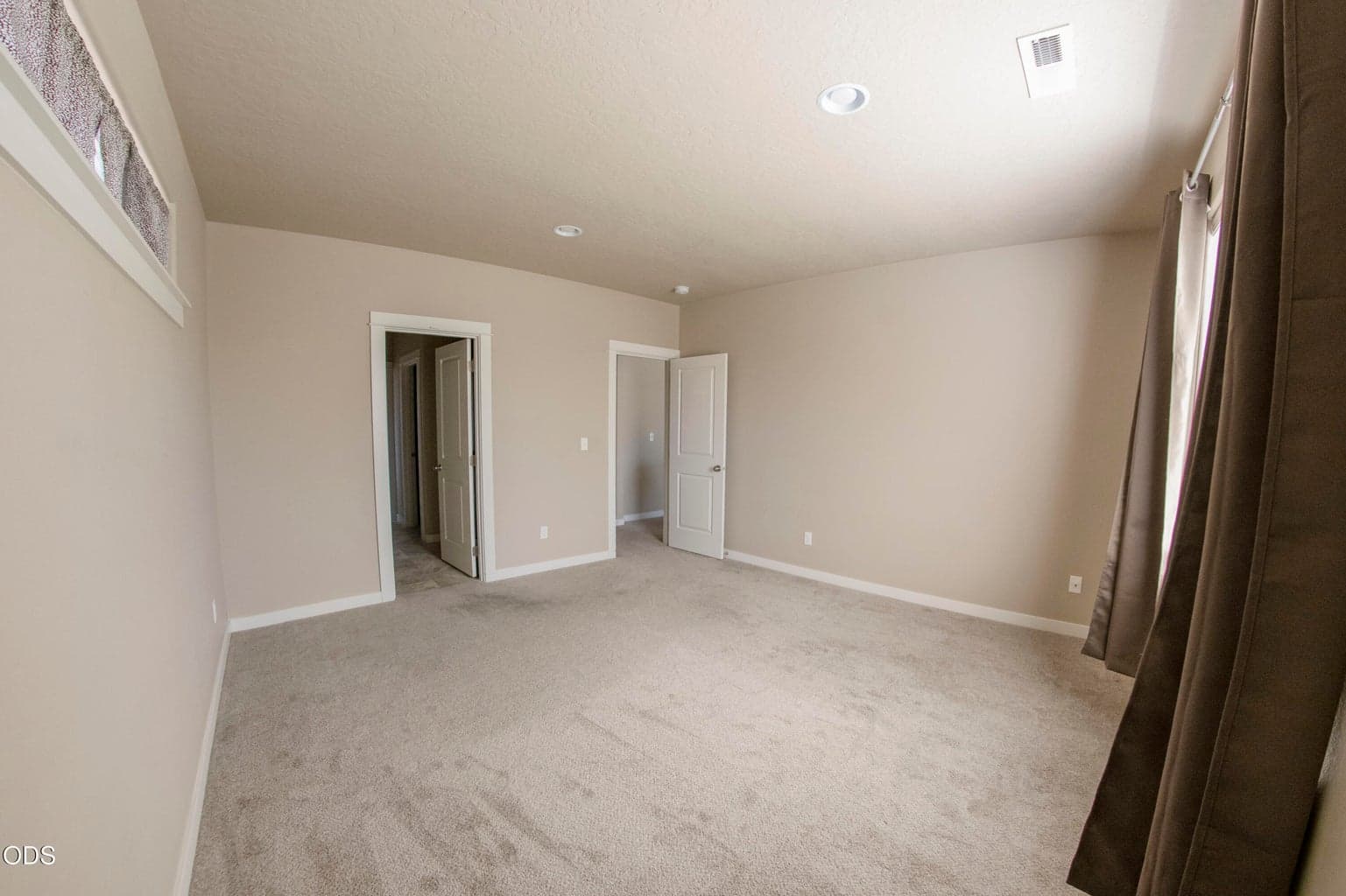 Photo of 2322 NW Kingwood Avenue 13 of 23