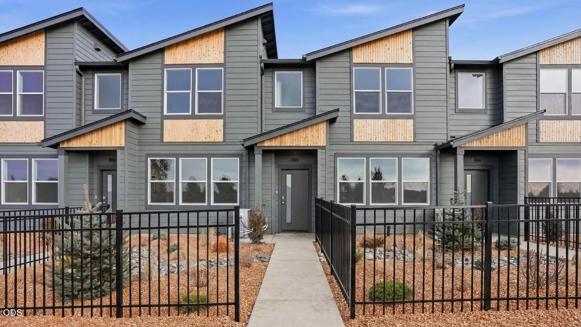 Photo of 21307 SE Wilderness Way 1 of 24