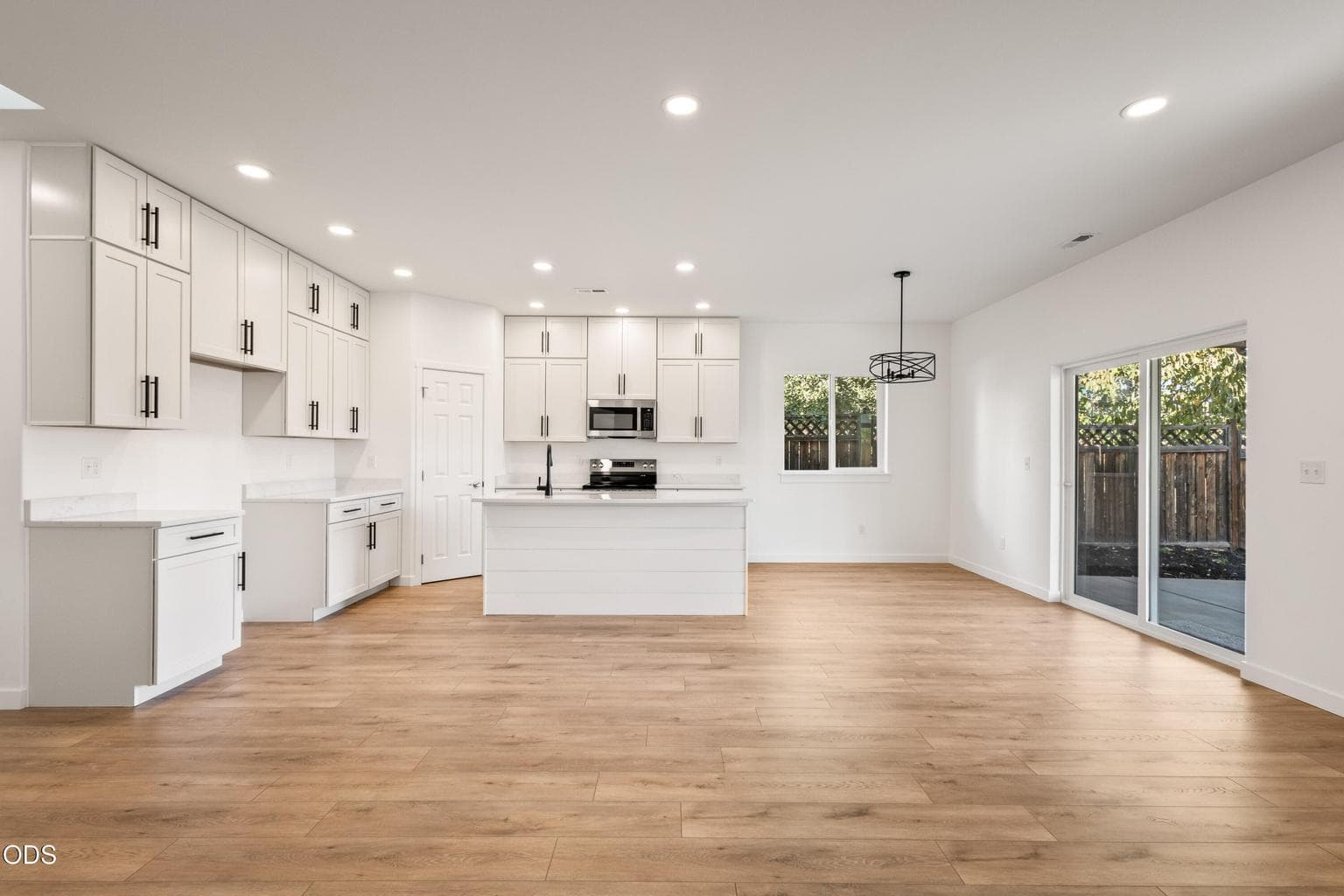 Photo of 137 SE 16th Street 6 of 38