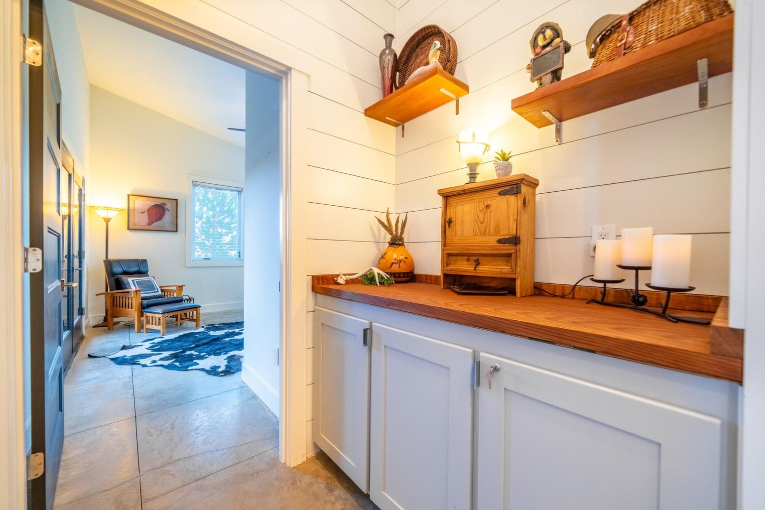 Hallway display niche' with ore storage