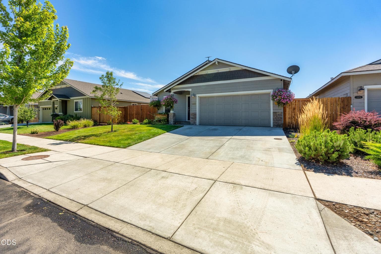 Photo of 2466 SW Metolius Avenue 5 of 53