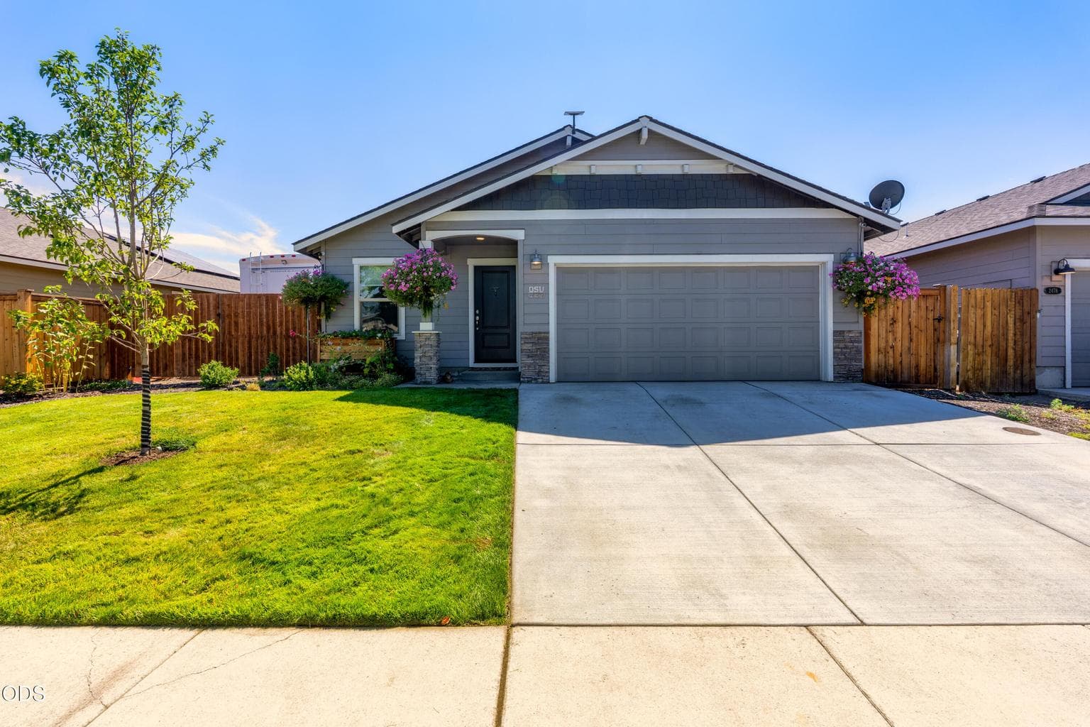 Photo of 2466 SW Metolius Avenue 1 of 53