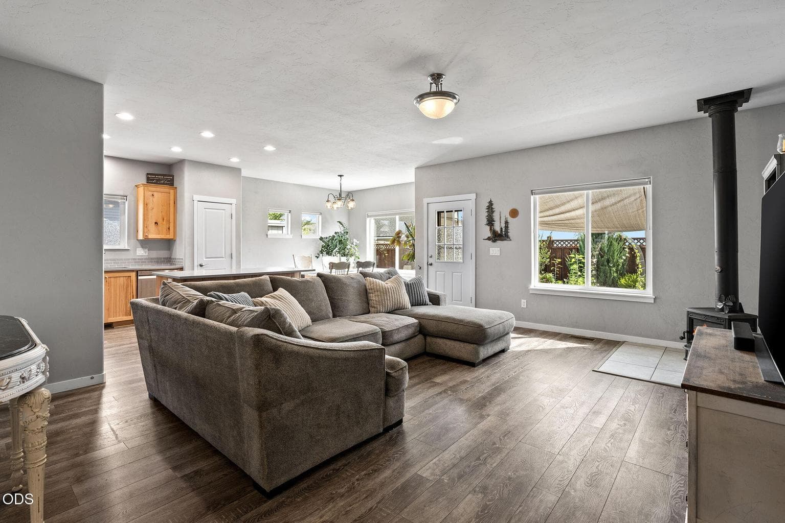 Photo of 550 Mountain Ridge Drive 4 of 33