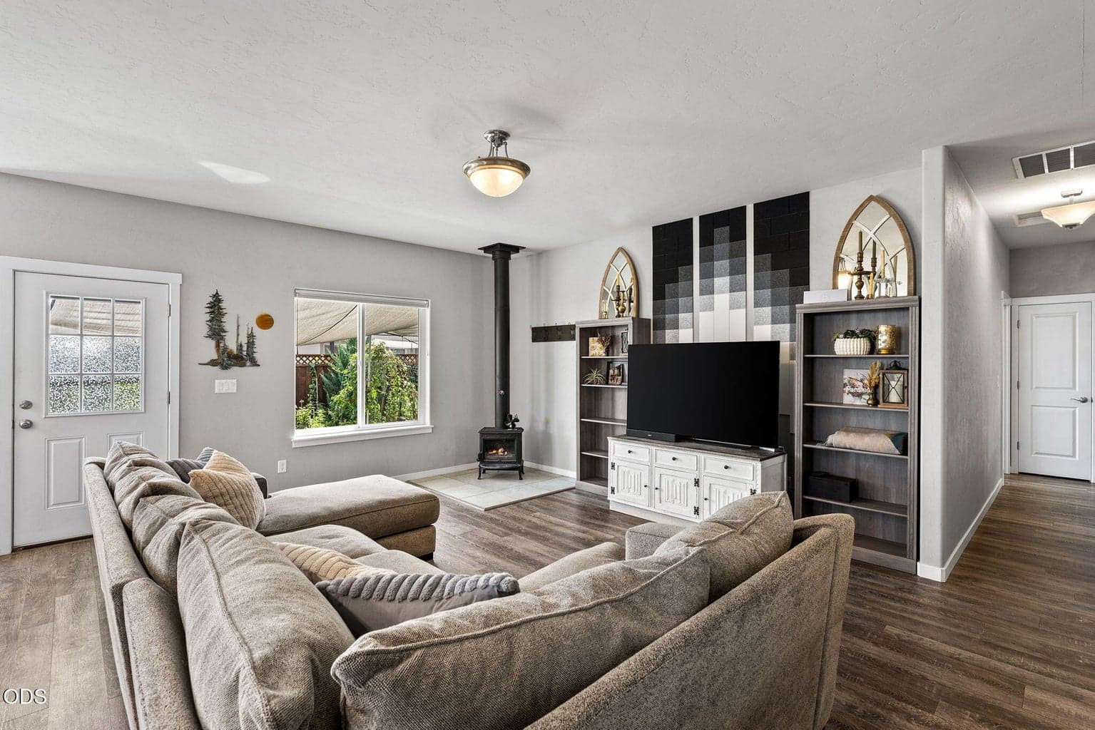 Photo of 550 Mountain Ridge Drive 5 of 33