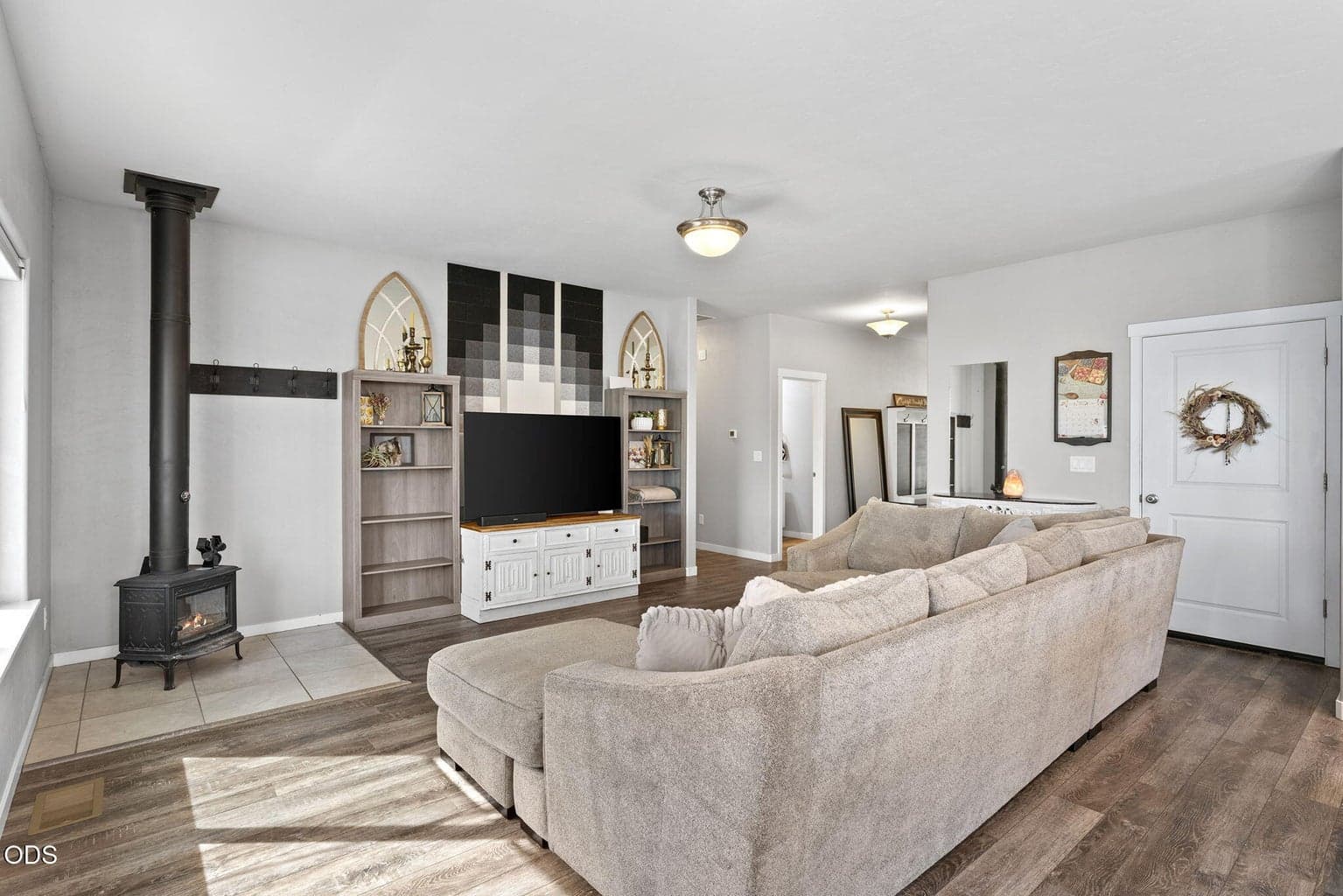 Photo of 550 Mountain Ridge Drive 6 of 33