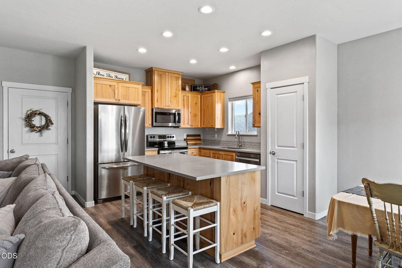 Photo of 550 Mountain Ridge Drive 7 of 33