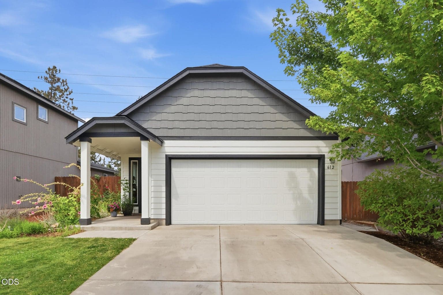 Photo of 612 SE Gleneden Place 3 of 42