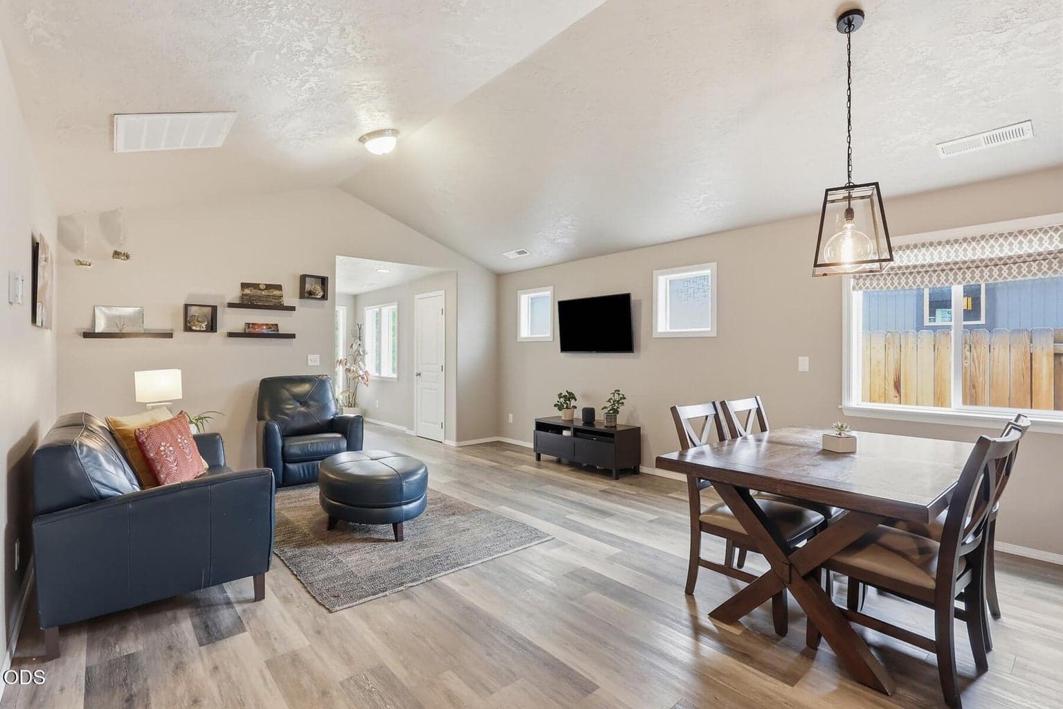 Photo of 612 SE Gleneden Place 8 of 42