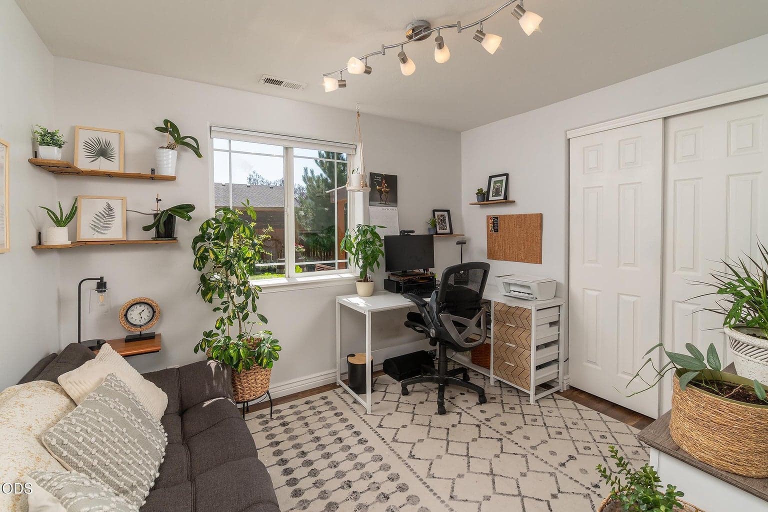 Photo of 3434 NW Dogwood Avenue 13 of 20