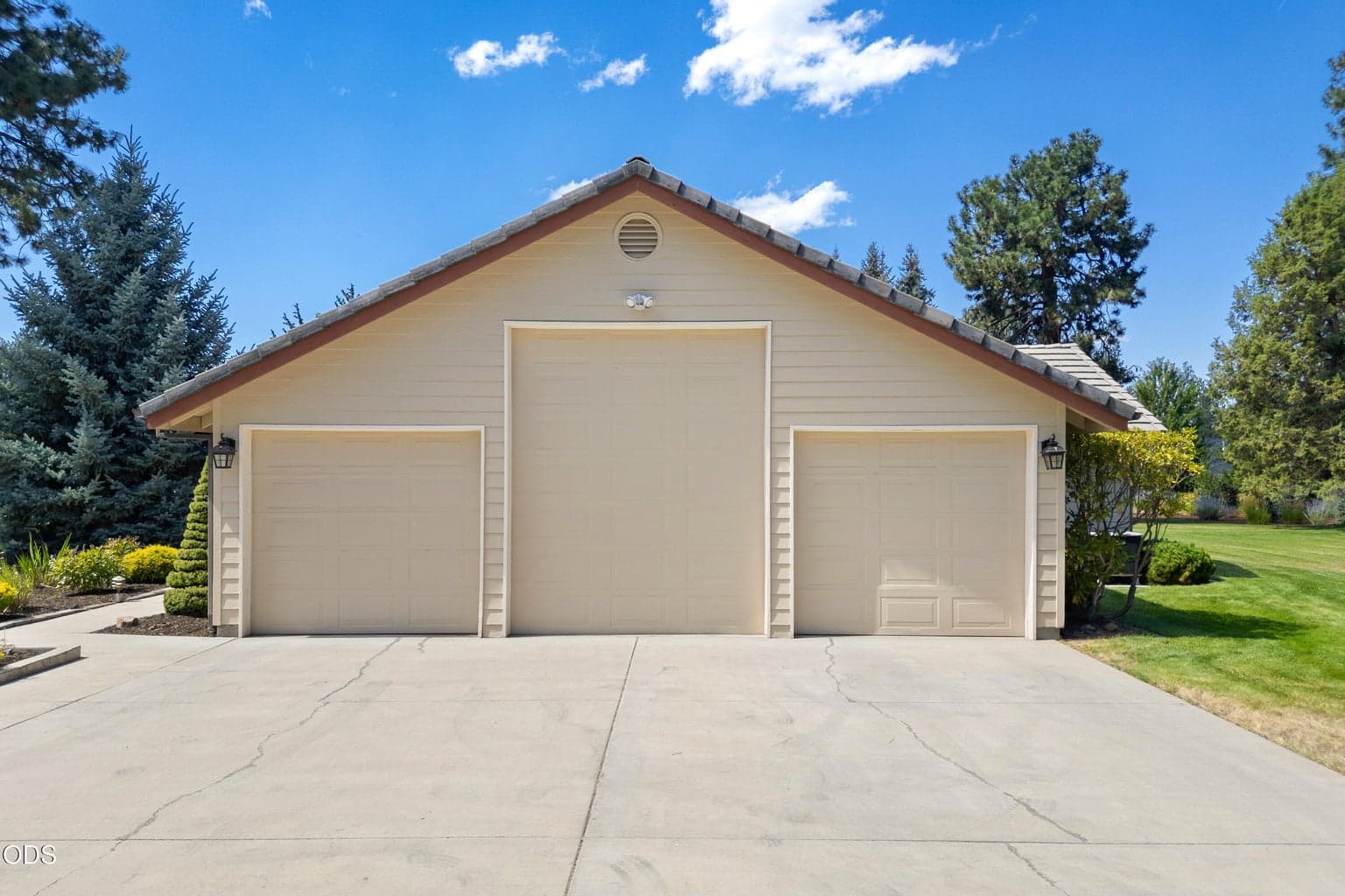 Photo of 21044 Desert Woods Drive 6 of 57