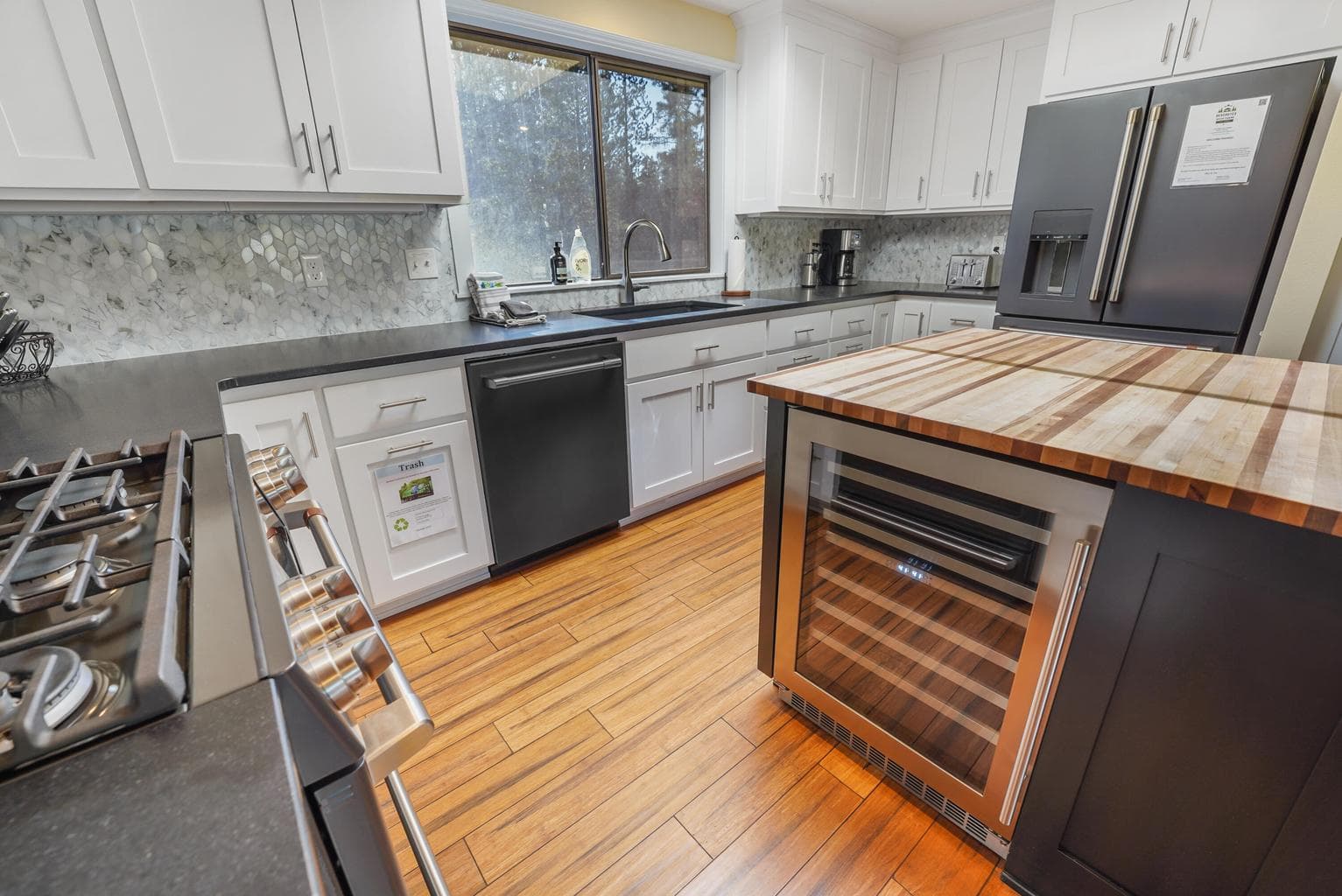 Open Kitchen & Dining Area – Fully Equipped