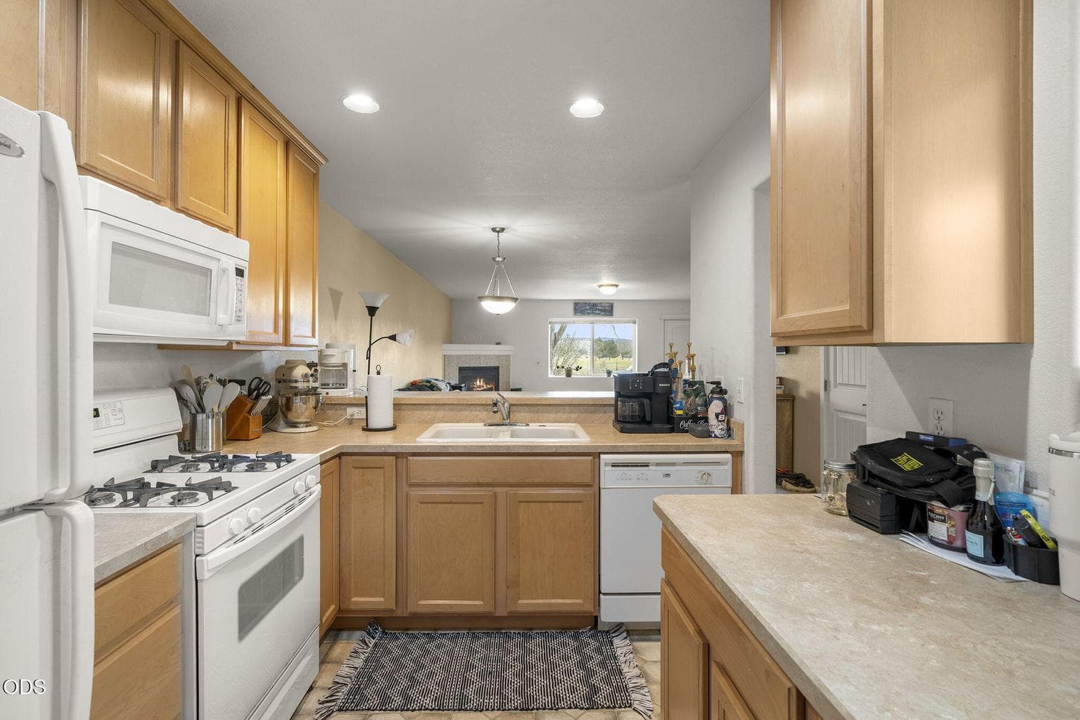 Photo of 614 S Cliffside Lane 3 of 11