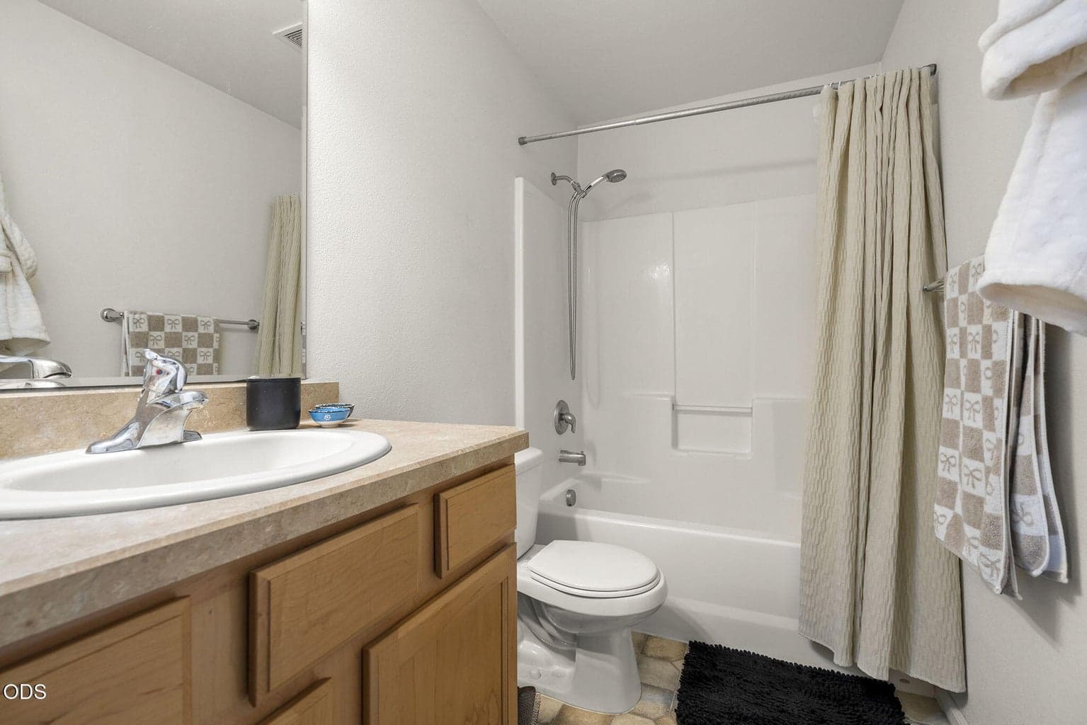 Photo of 614 S Cliffside Lane 7 of 11