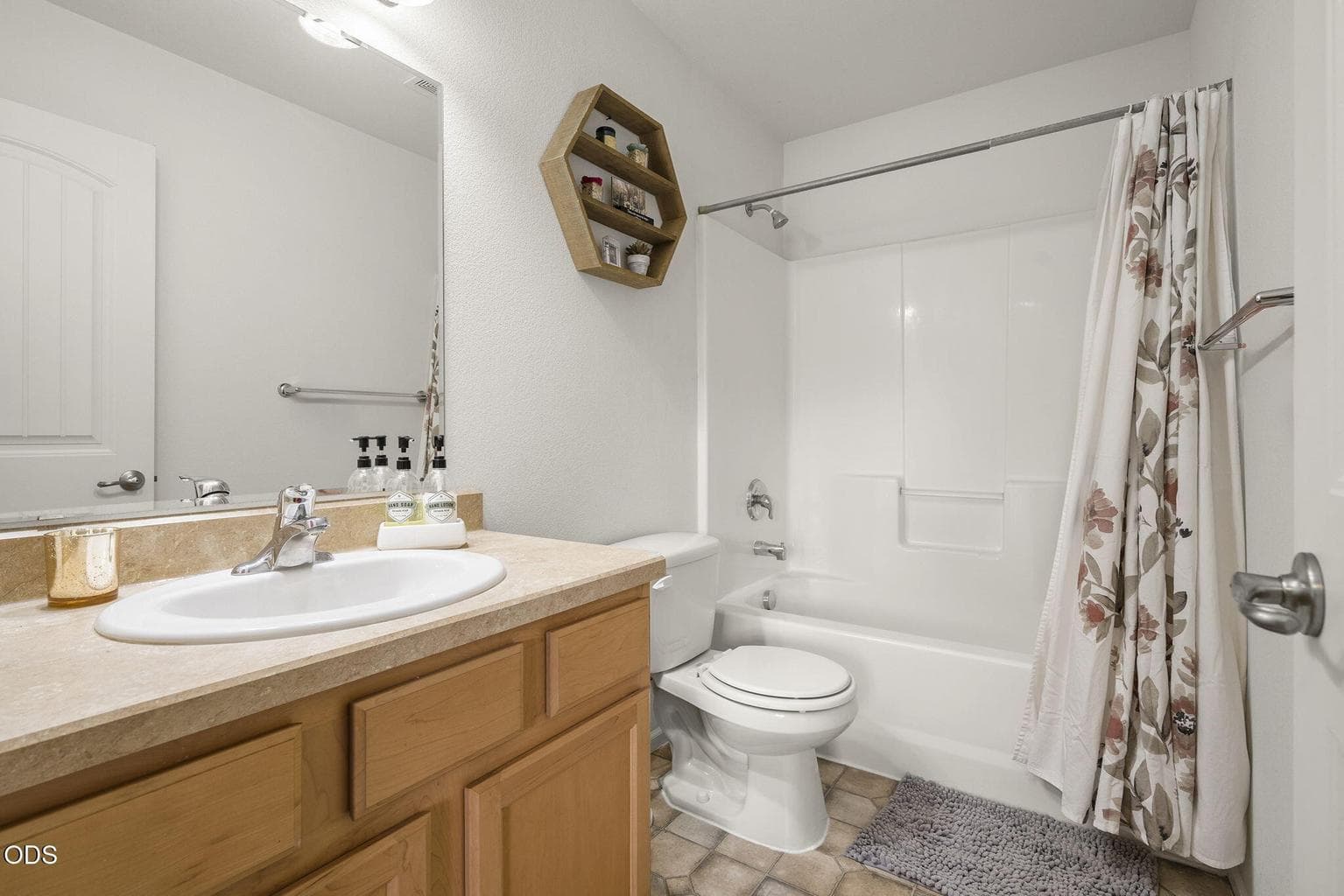 Photo of 614 S Cliffside Lane 9 of 11