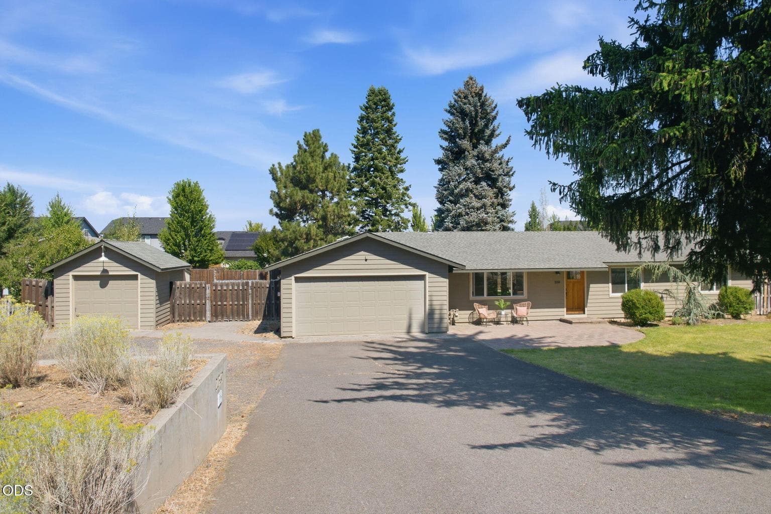 RV Parking & 3 Bay Garages, Long Driveway, Spacious Front Yard