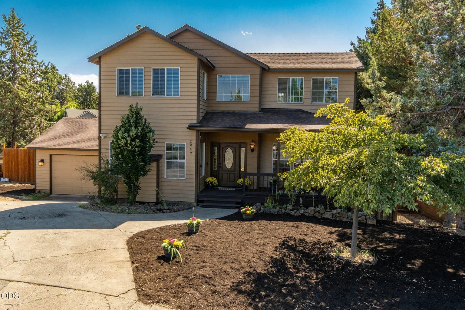 Photo of 2069 NE Hollow Tree Lane 2 of 35