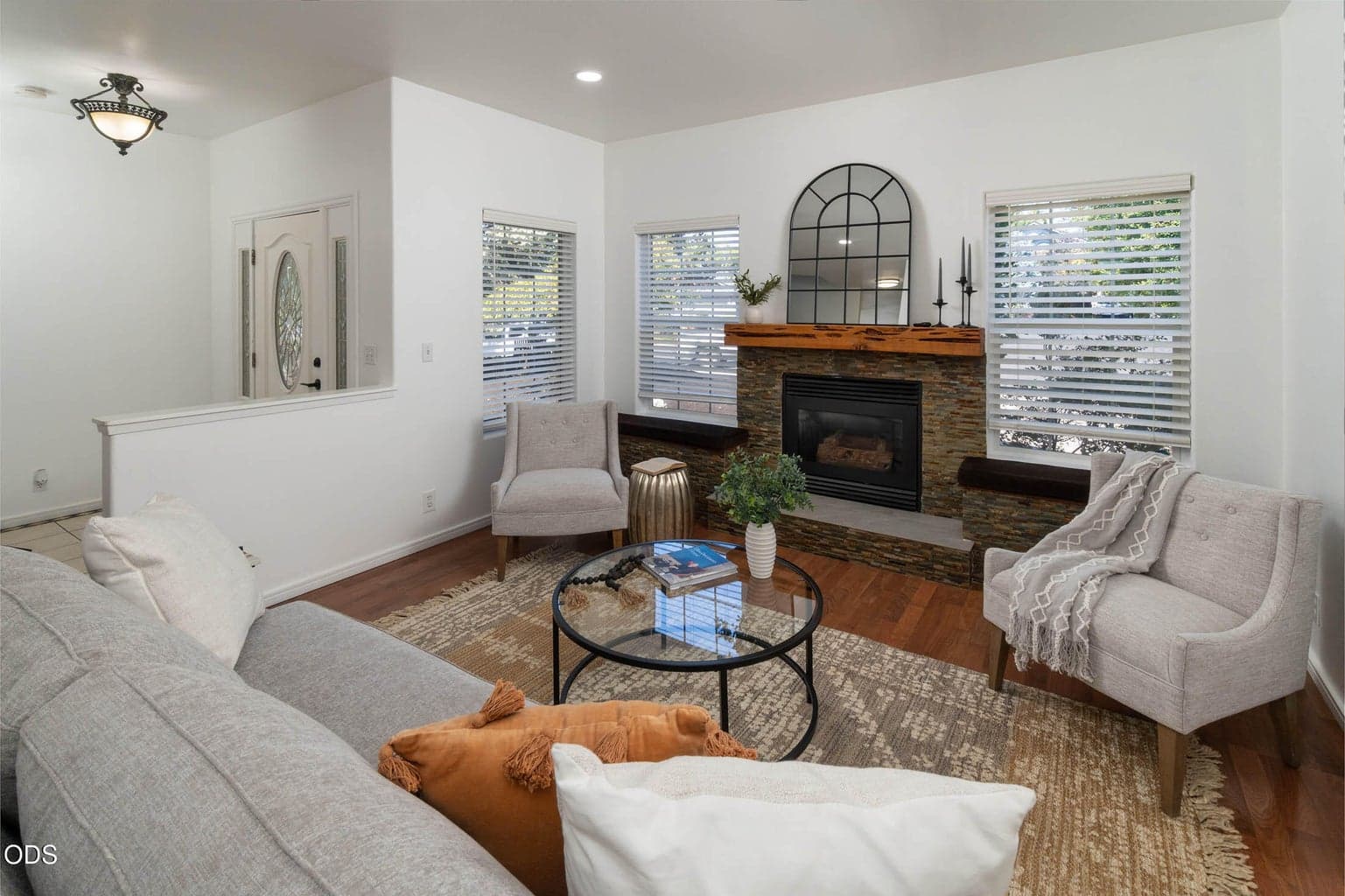 Photo of 2069 NE Hollow Tree Lane 6 of 35