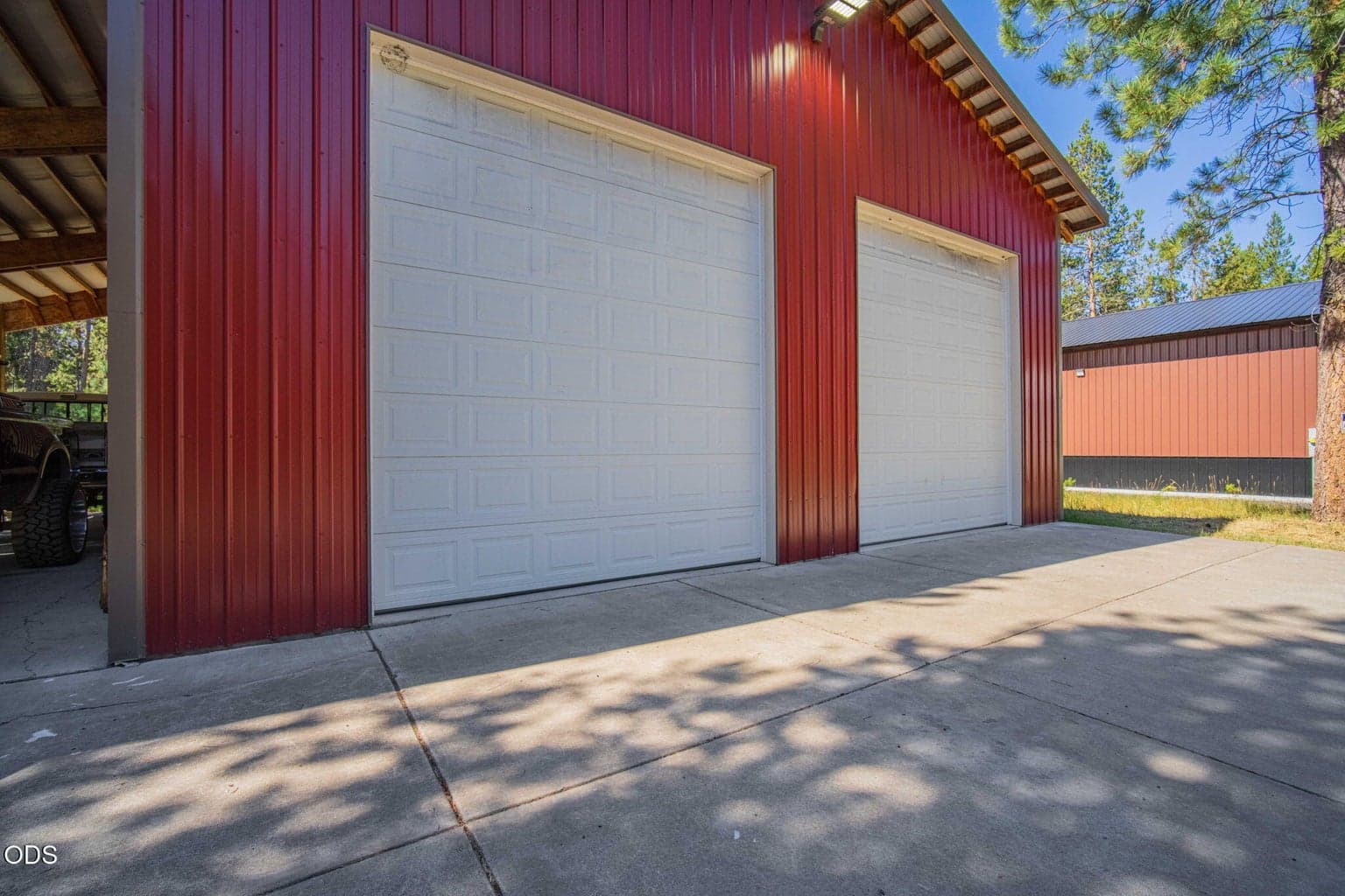 Sturdy and well maintained with Dual RV garage doors