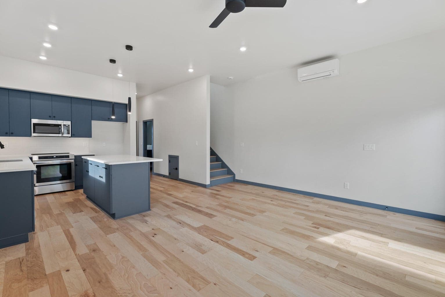 Photo of 757 SW Pelton Place 2 of 24