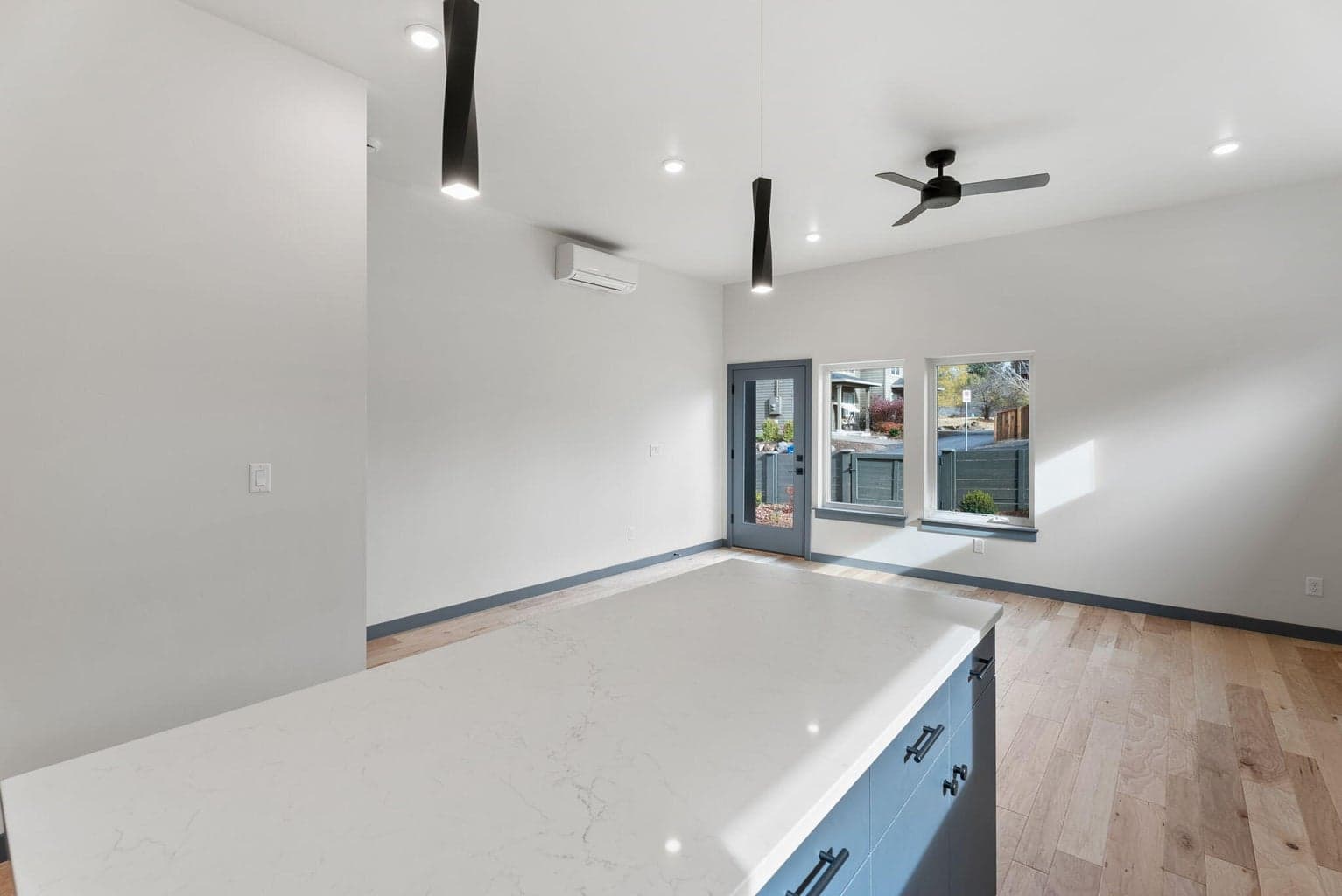 Photo of 757 SW Pelton Place 3 of 24