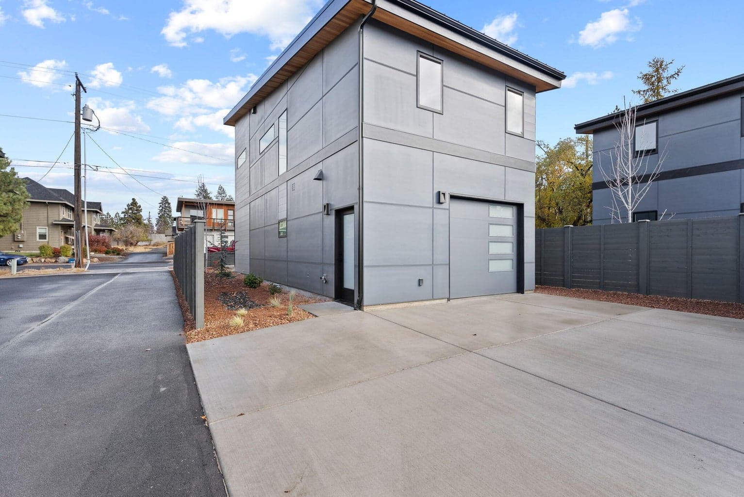 Photo of 757 SW Pelton Place 22 of 24