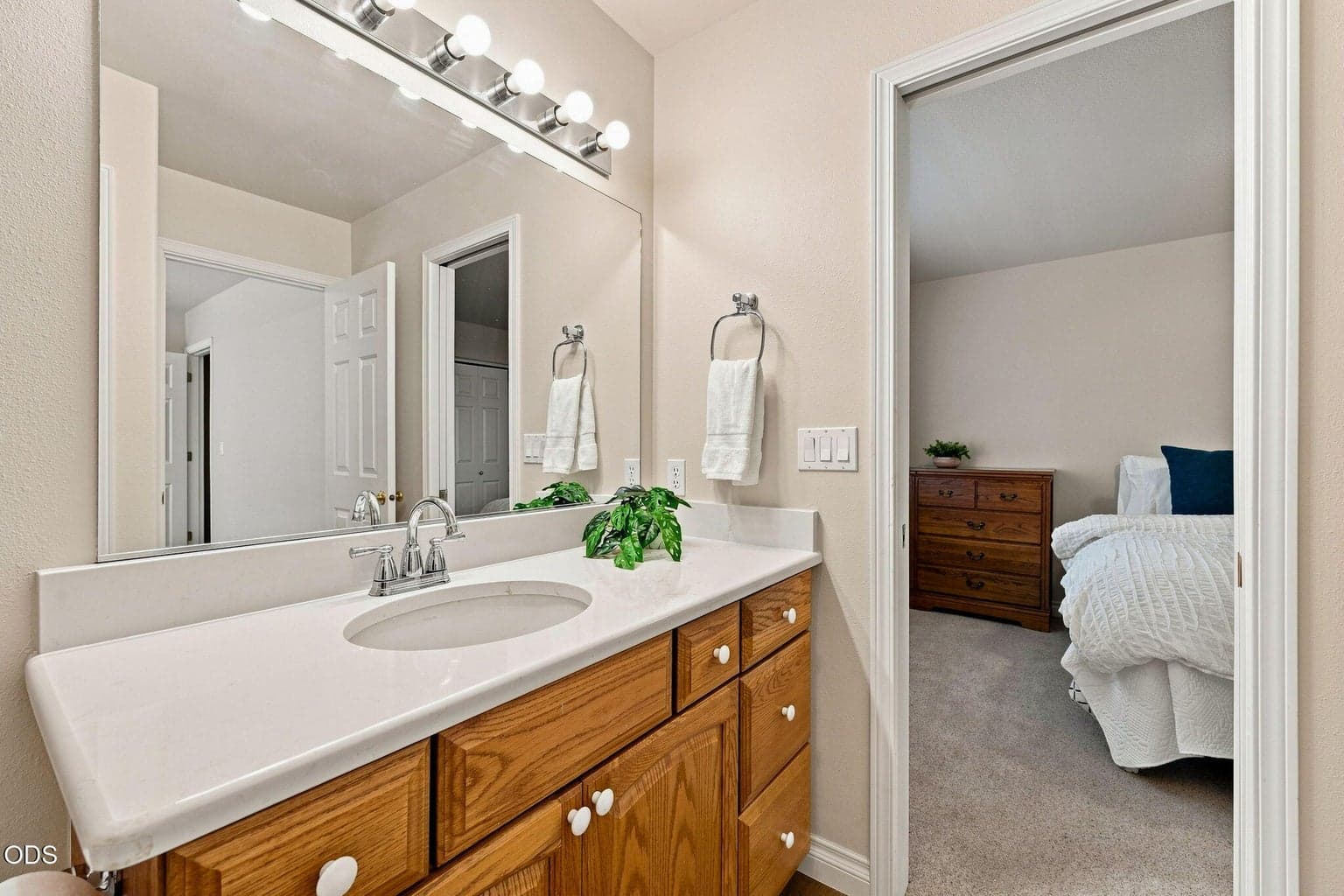 Jack & Jill Bathroom between the 2 bedrooms