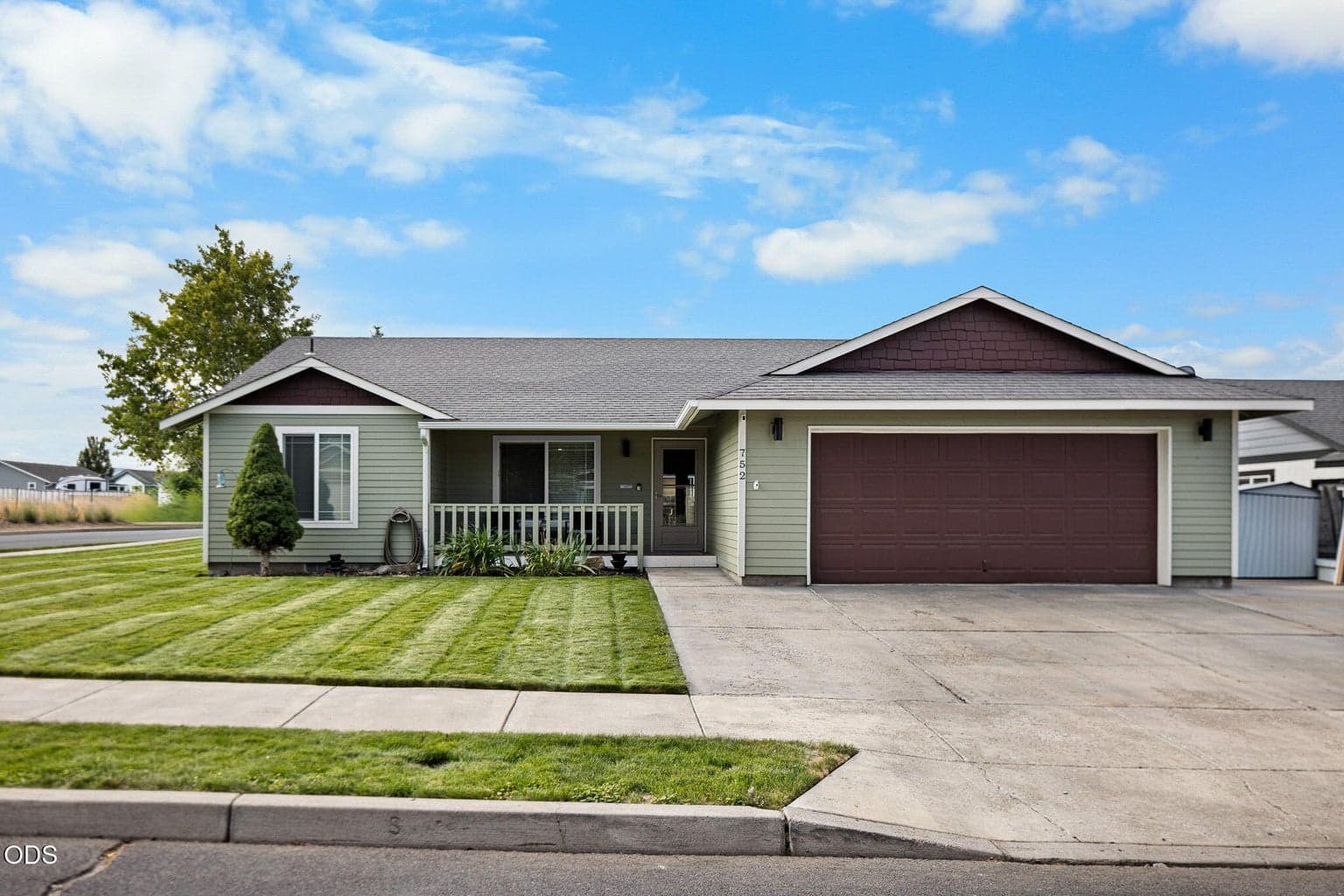Photo of 752 NE Blackbear Street 1 of 37
