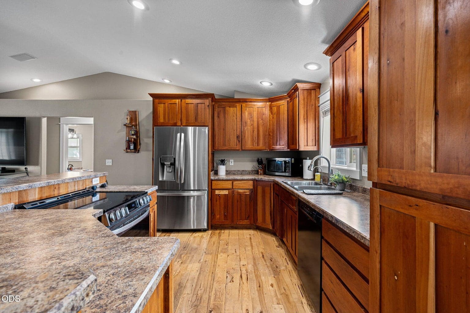 Photo of 752 NE Blackbear Street 9 of 37