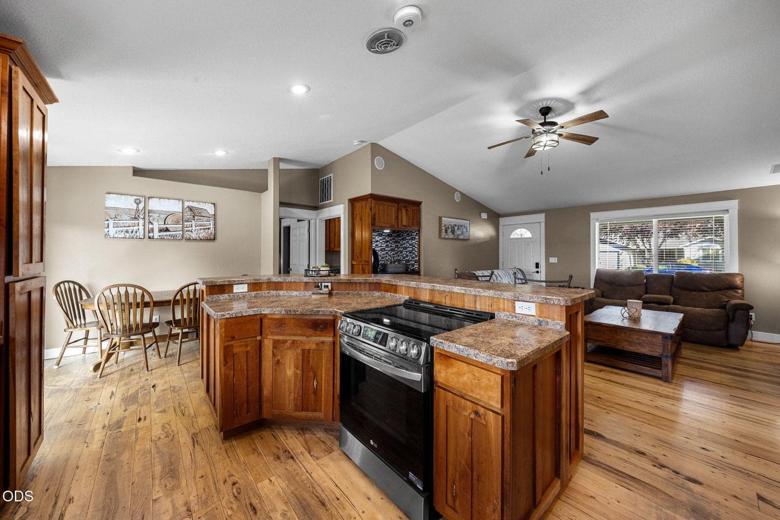 Photo of 752 NE Blackbear Street 5 of 37