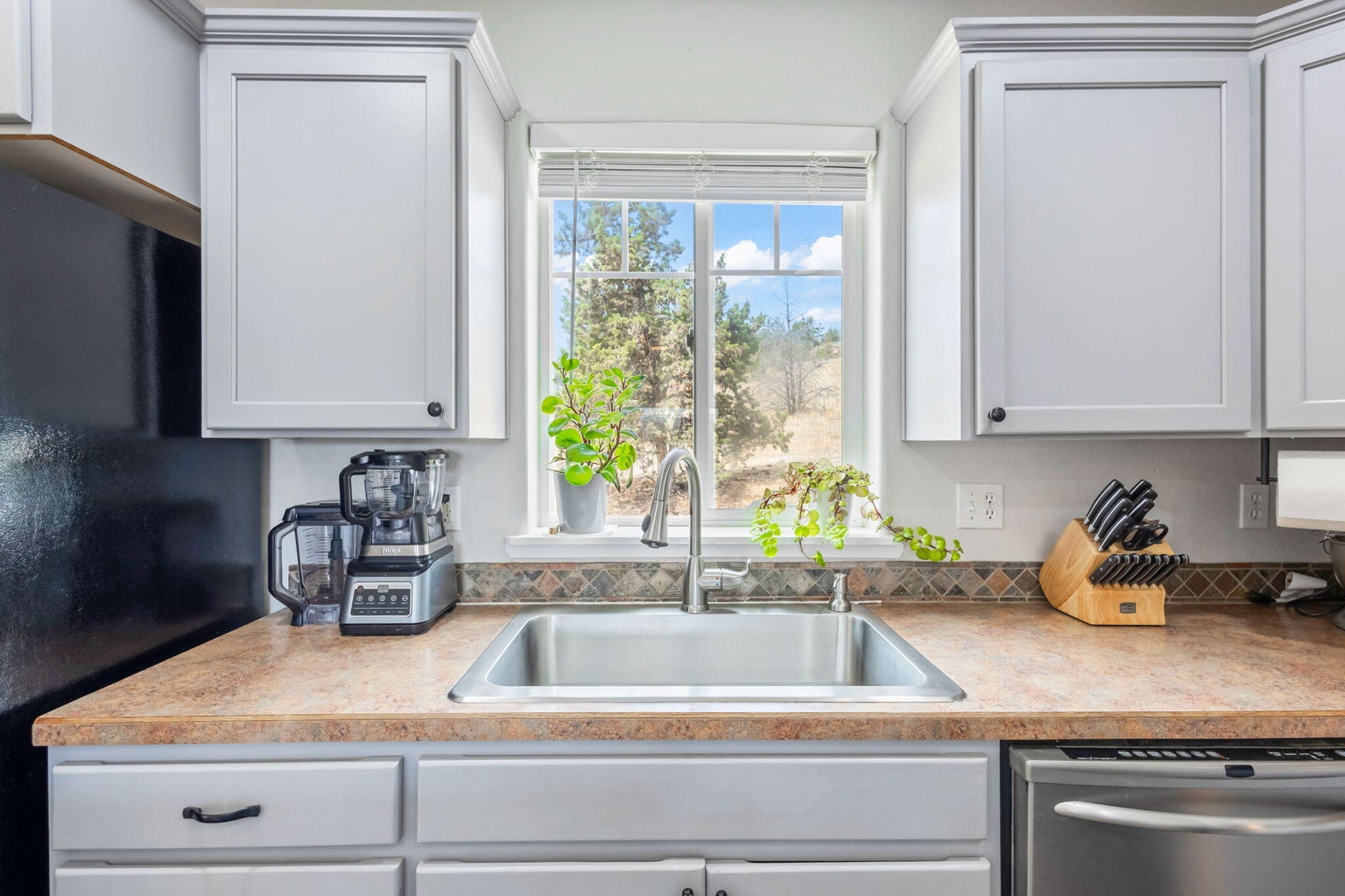 Photo of 558 SW Cedar Hill Drive 12 of 40