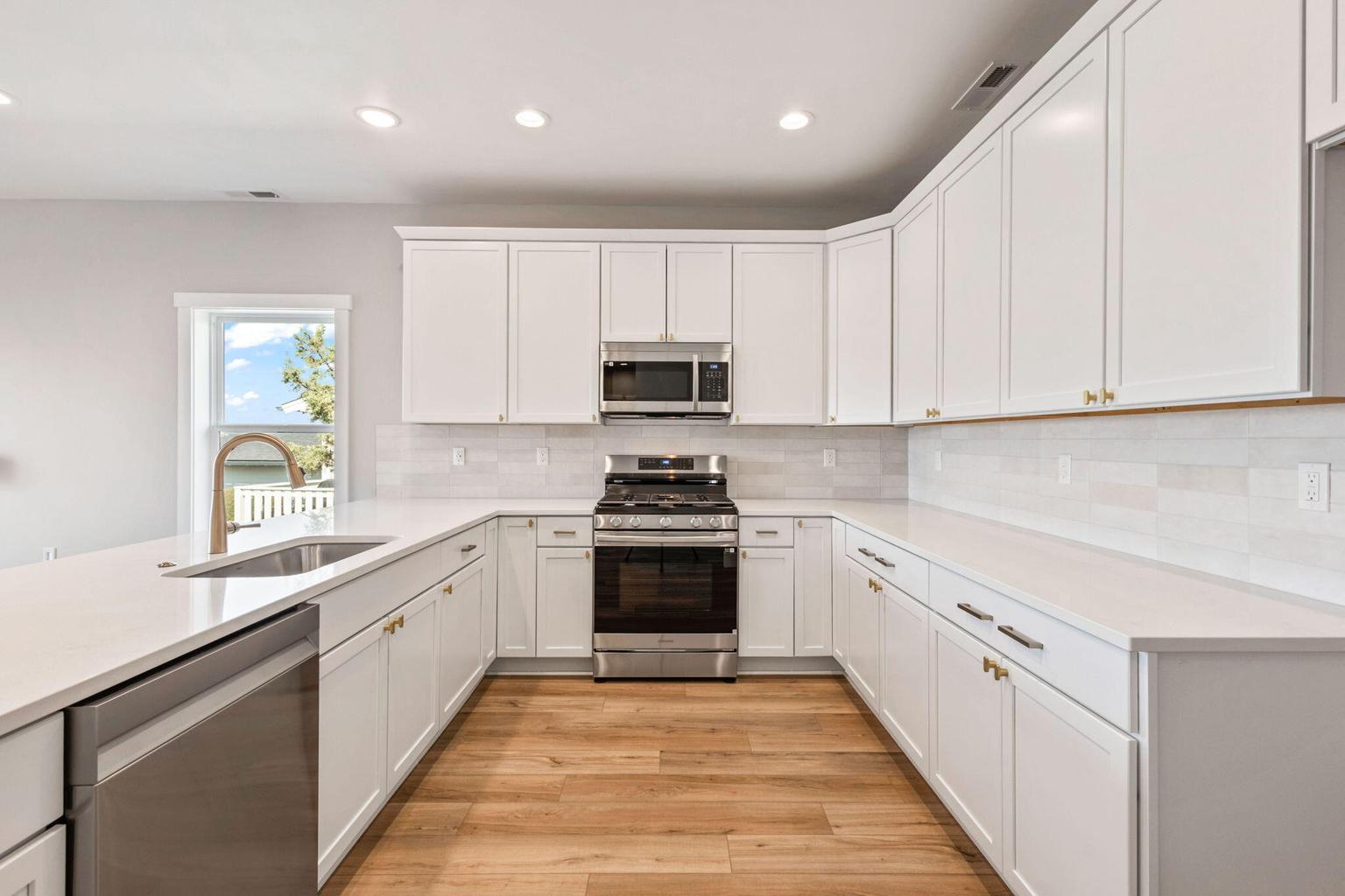 Kitchen with 42" uppers, soft close cabinets and full tile back splash