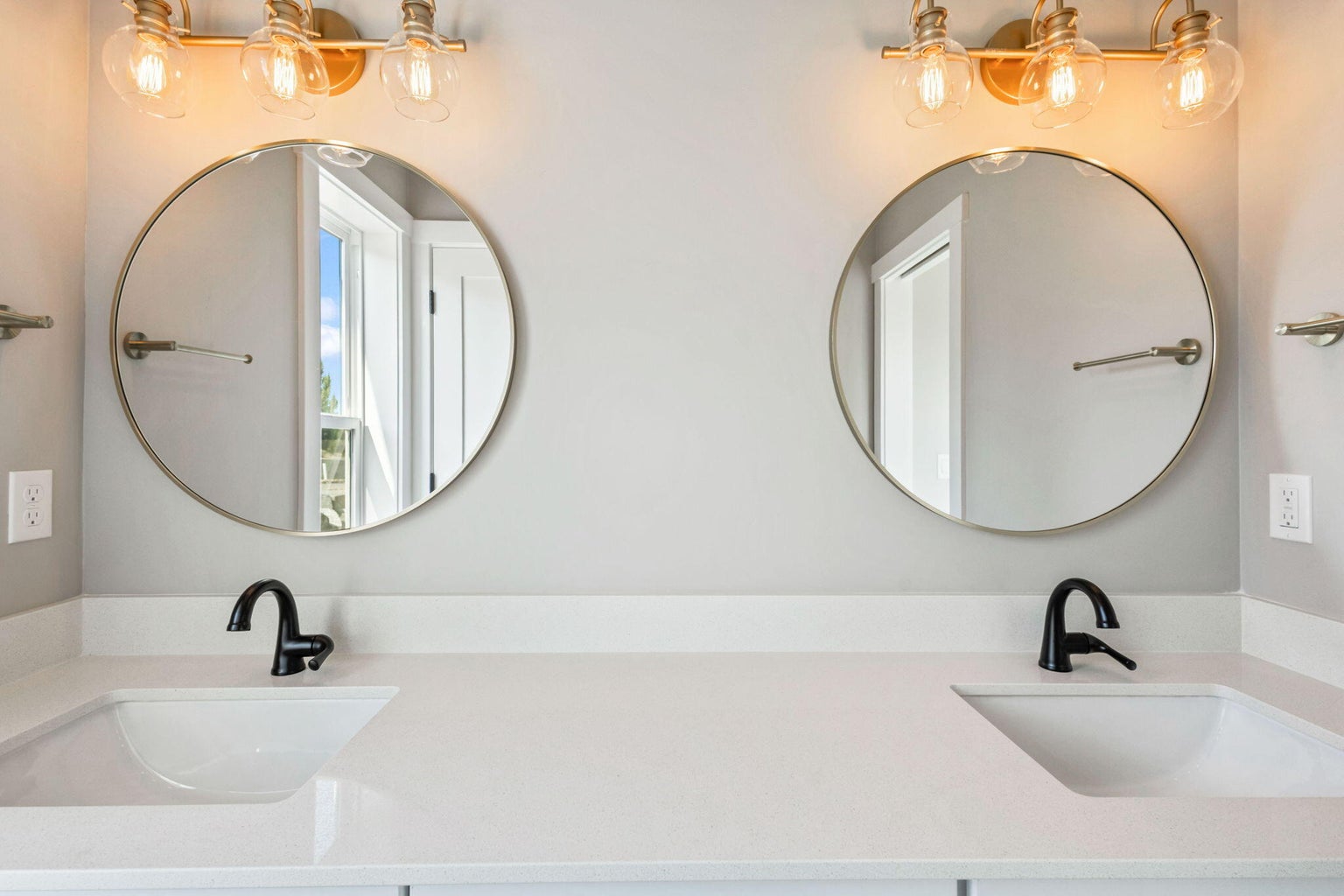 Photo of 420 SE Manzanita Drive 16 of 35