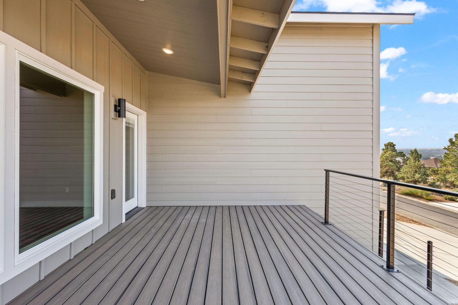 Large 12x18 deck, wire cable railing, gas stub for barbeque and Christmas outlets in eves