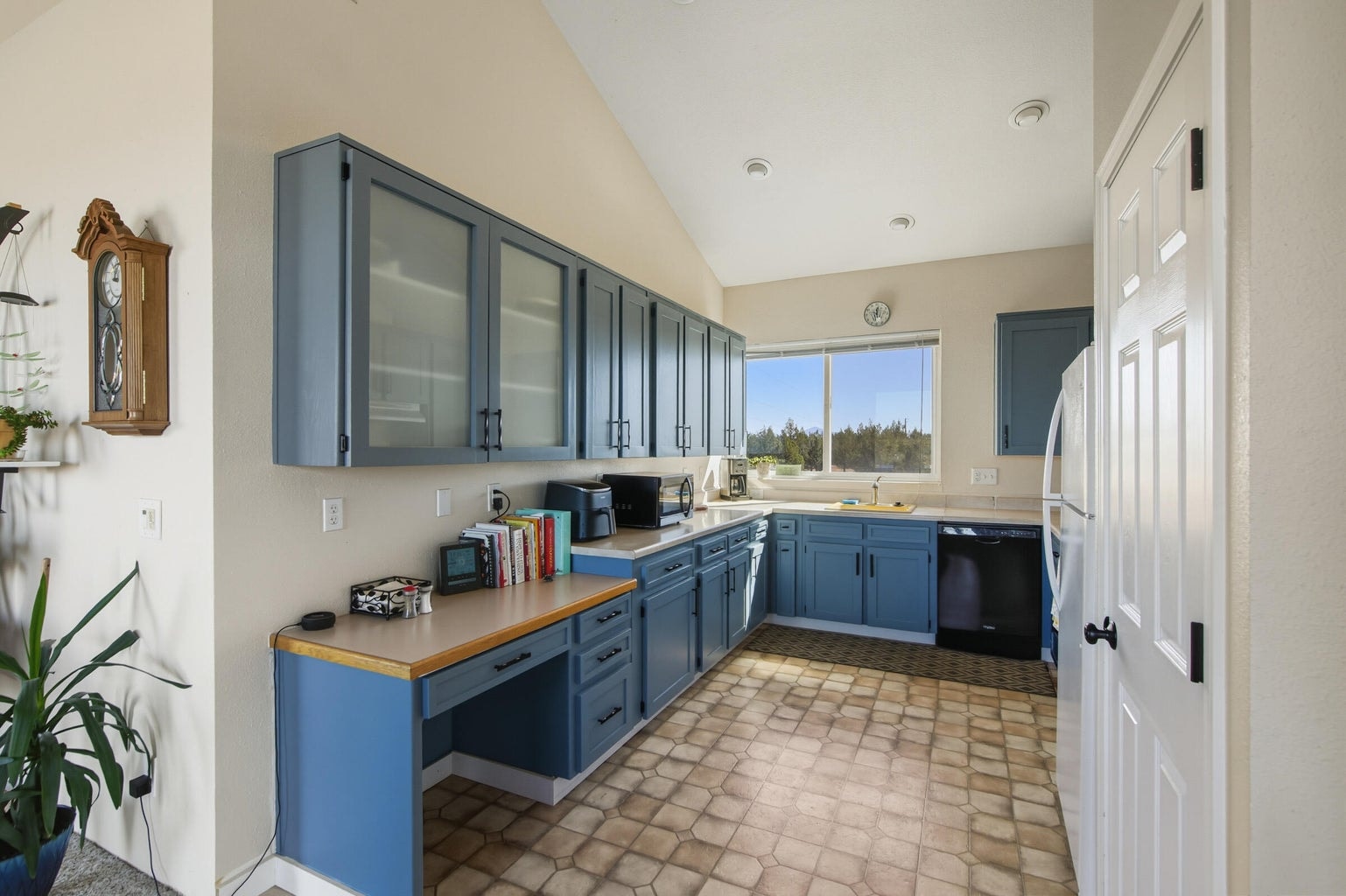 Photo of 9813 Geneva View Road 17 of 40