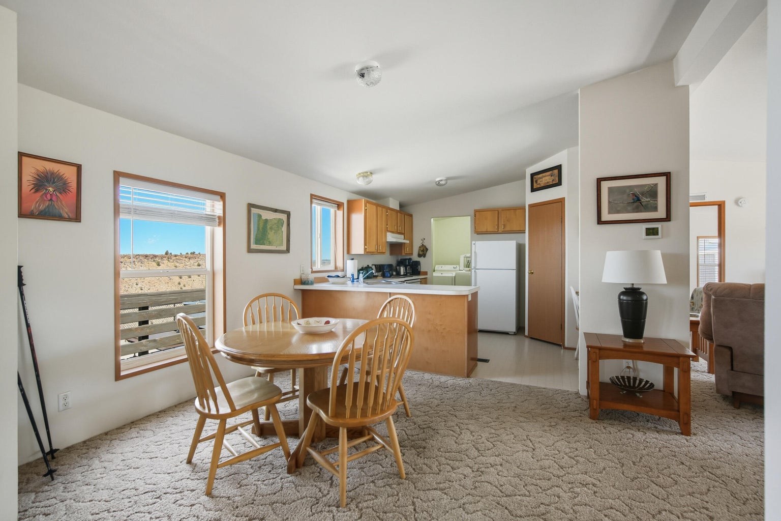 manufactured home kitchen and eating area