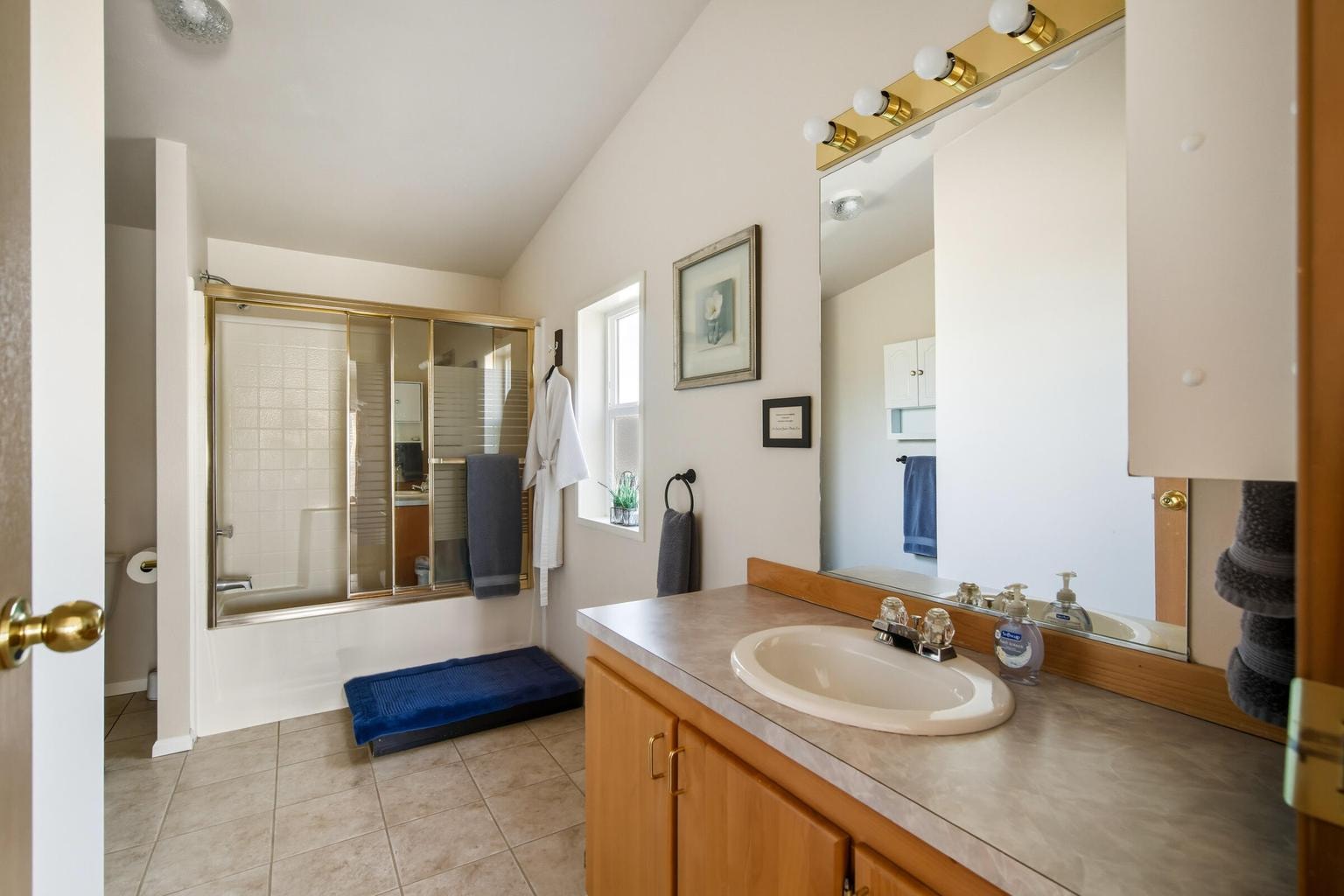 manufactured home primary bathroom