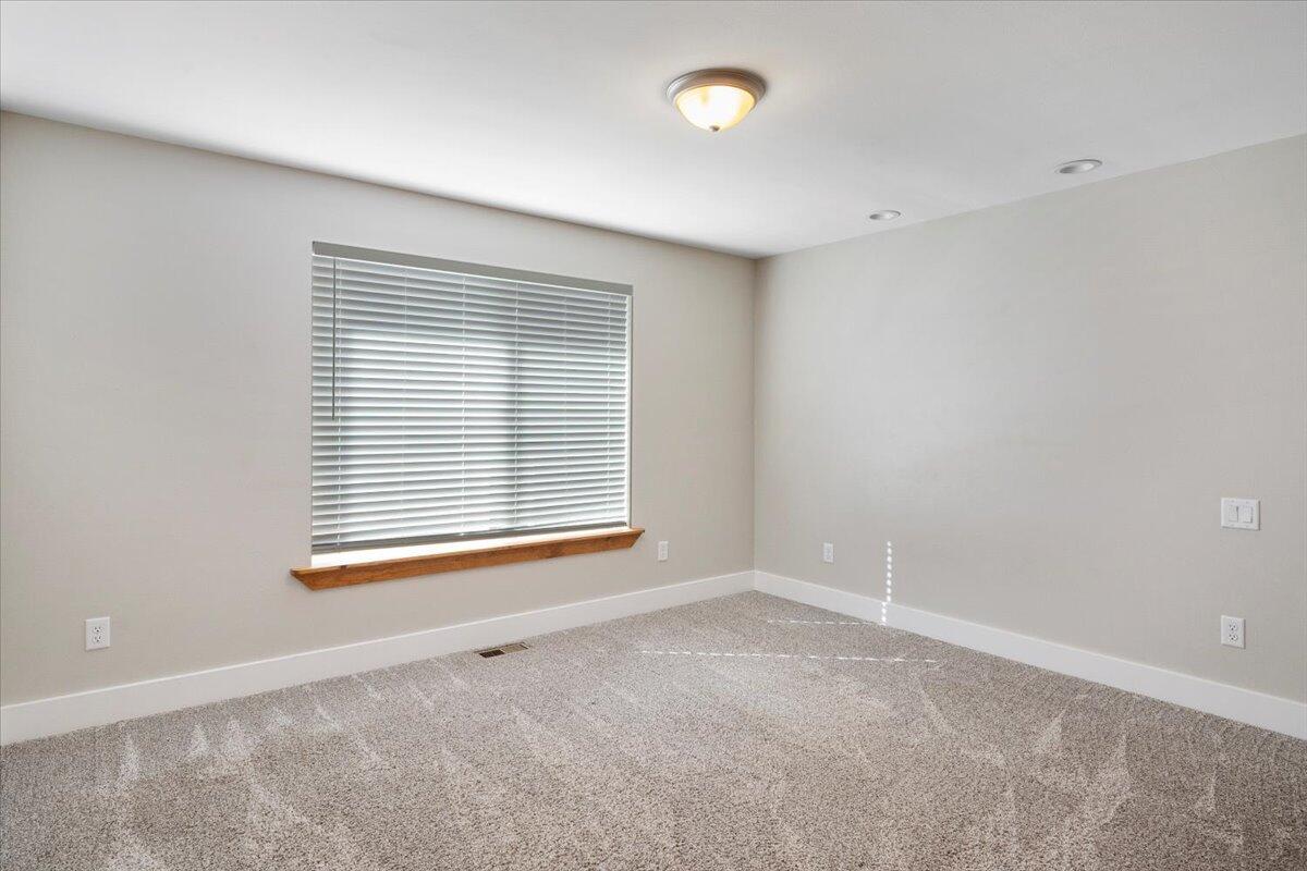 Photo of 5391 NW Frank Way 15 of 41