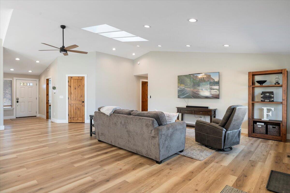 Photo of 5391 NW Frank Way 3 of 41