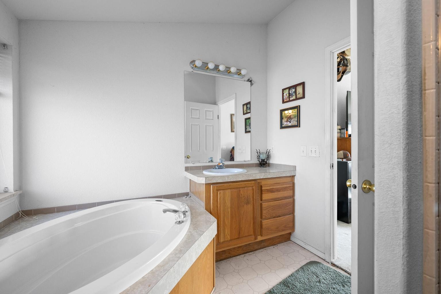 Photo of 2330 NE Wilcox Avenue 11 of 62